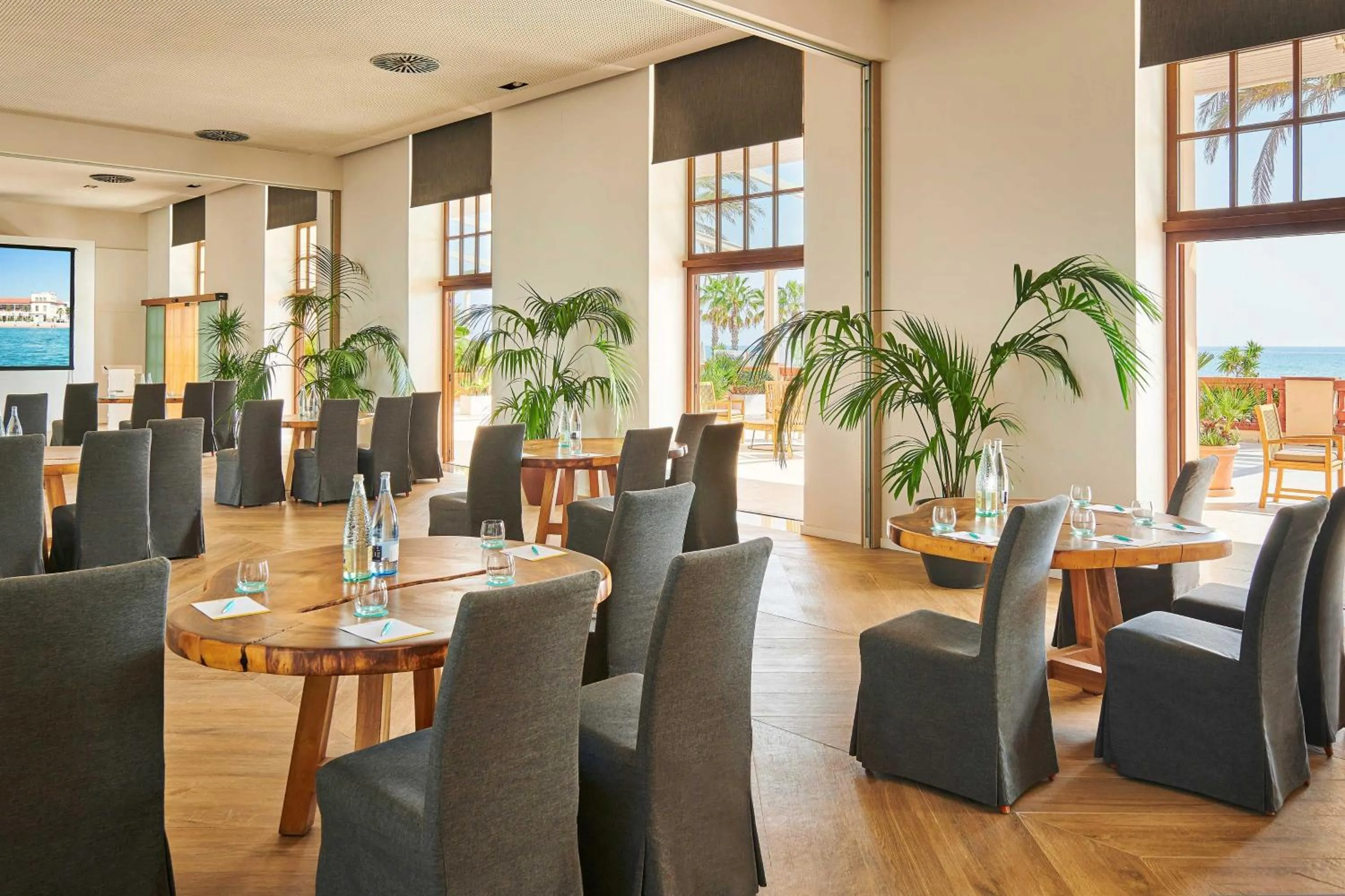 Lounge or bar in Le Meridien Ra Beach Hotel and Spa