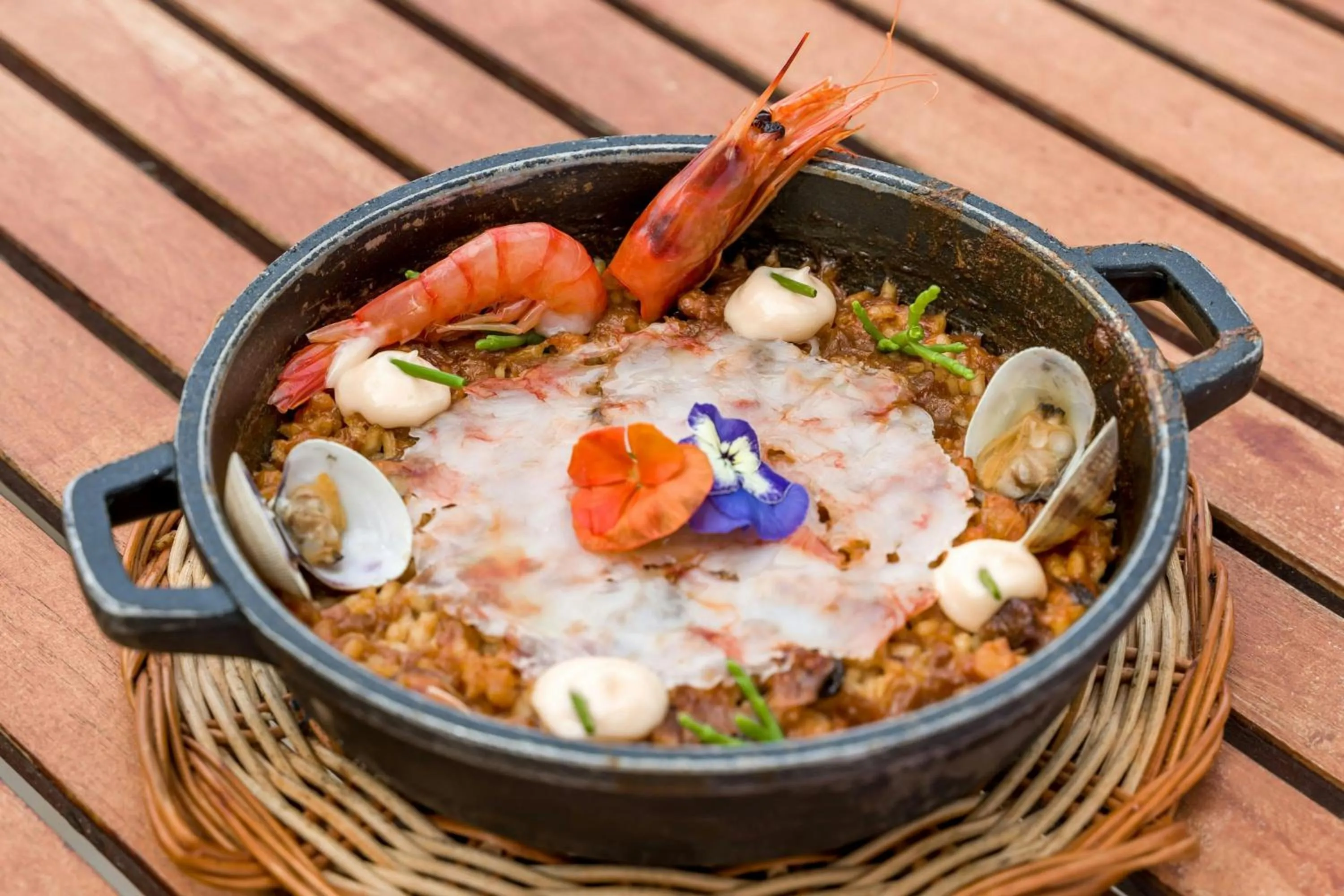 Restaurant/places to eat in Le Meridien Ra Beach Hotel and Spa