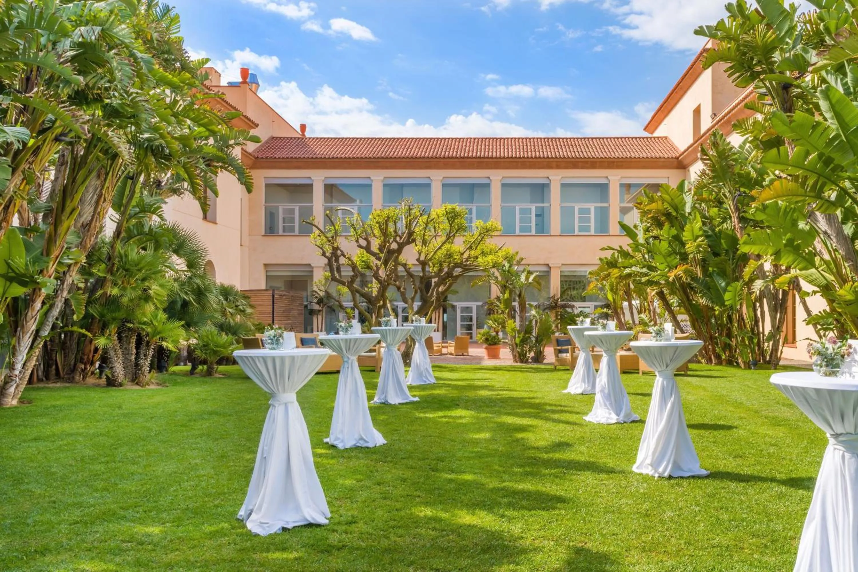 Banquet/Function facilities in Le Meridien Ra Beach Hotel and Spa