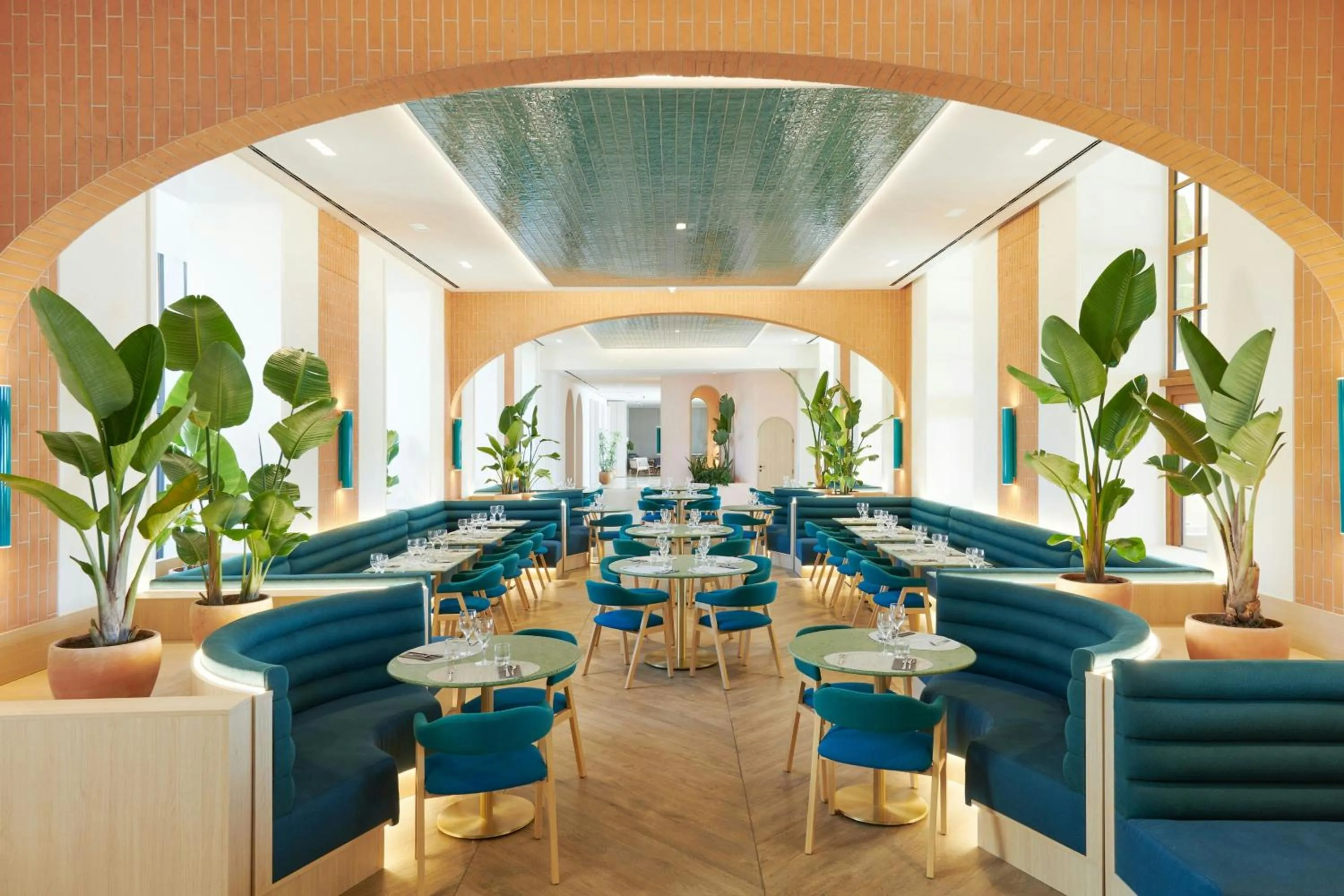 Restaurant/places to eat in Le Meridien Ra Beach Hotel and Spa