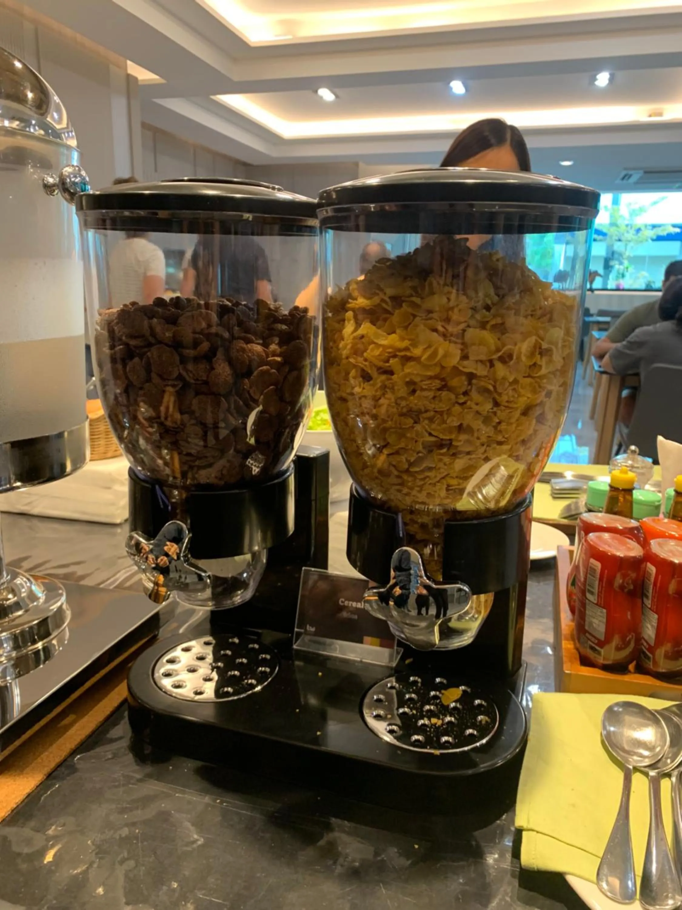 Restaurant/places to eat in Thana Wisut Hotel