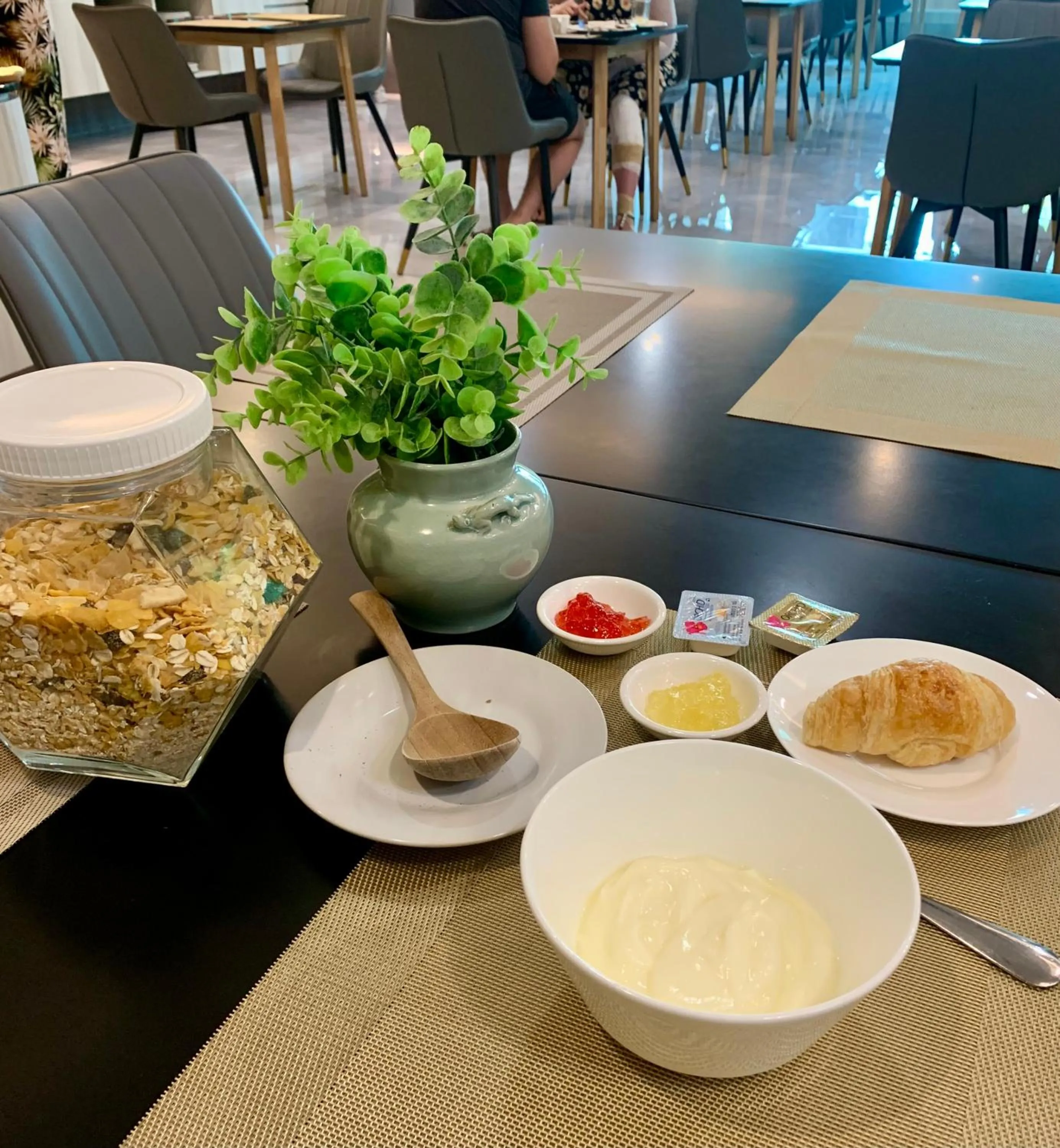 Restaurant/places to eat in Thana Wisut Hotel