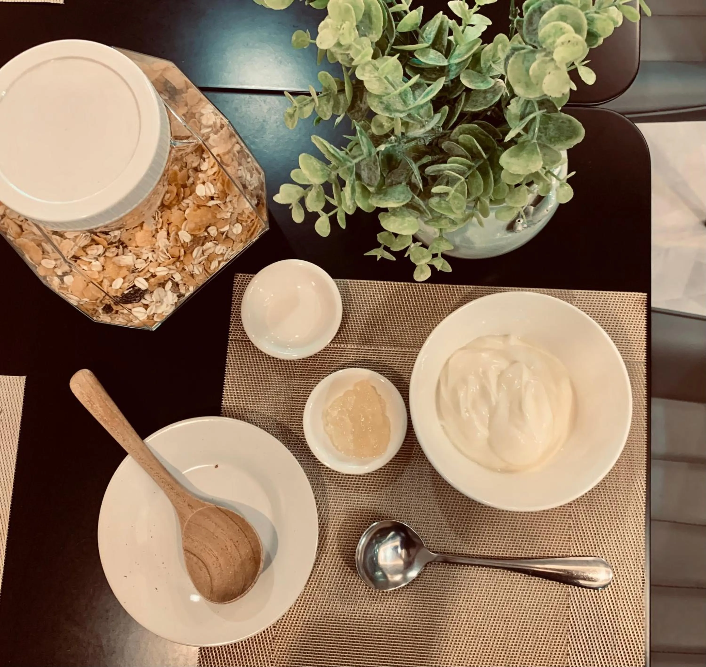 Restaurant/places to eat in Thana Wisut Hotel