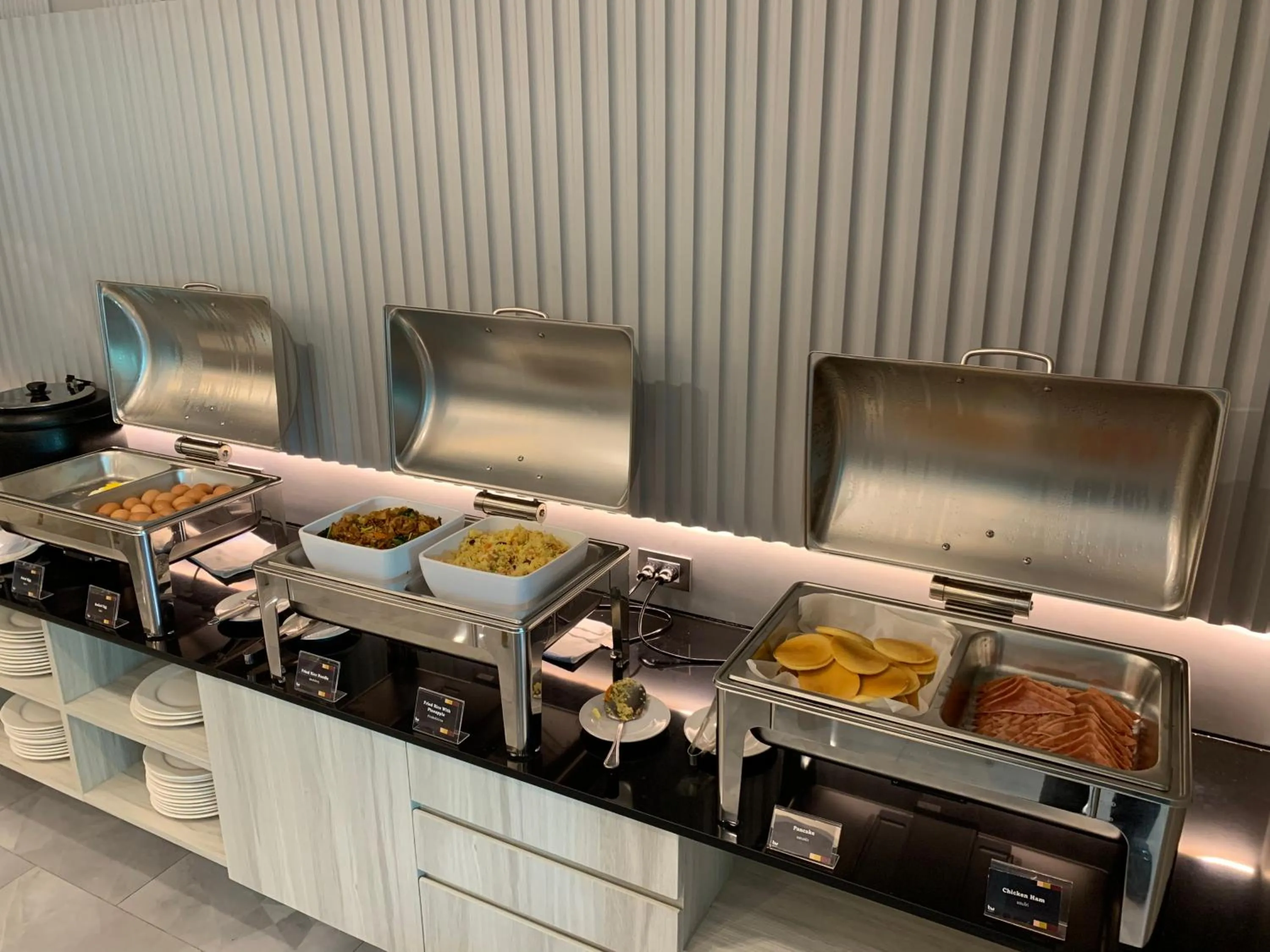 Restaurant/places to eat in Thana Wisut Hotel