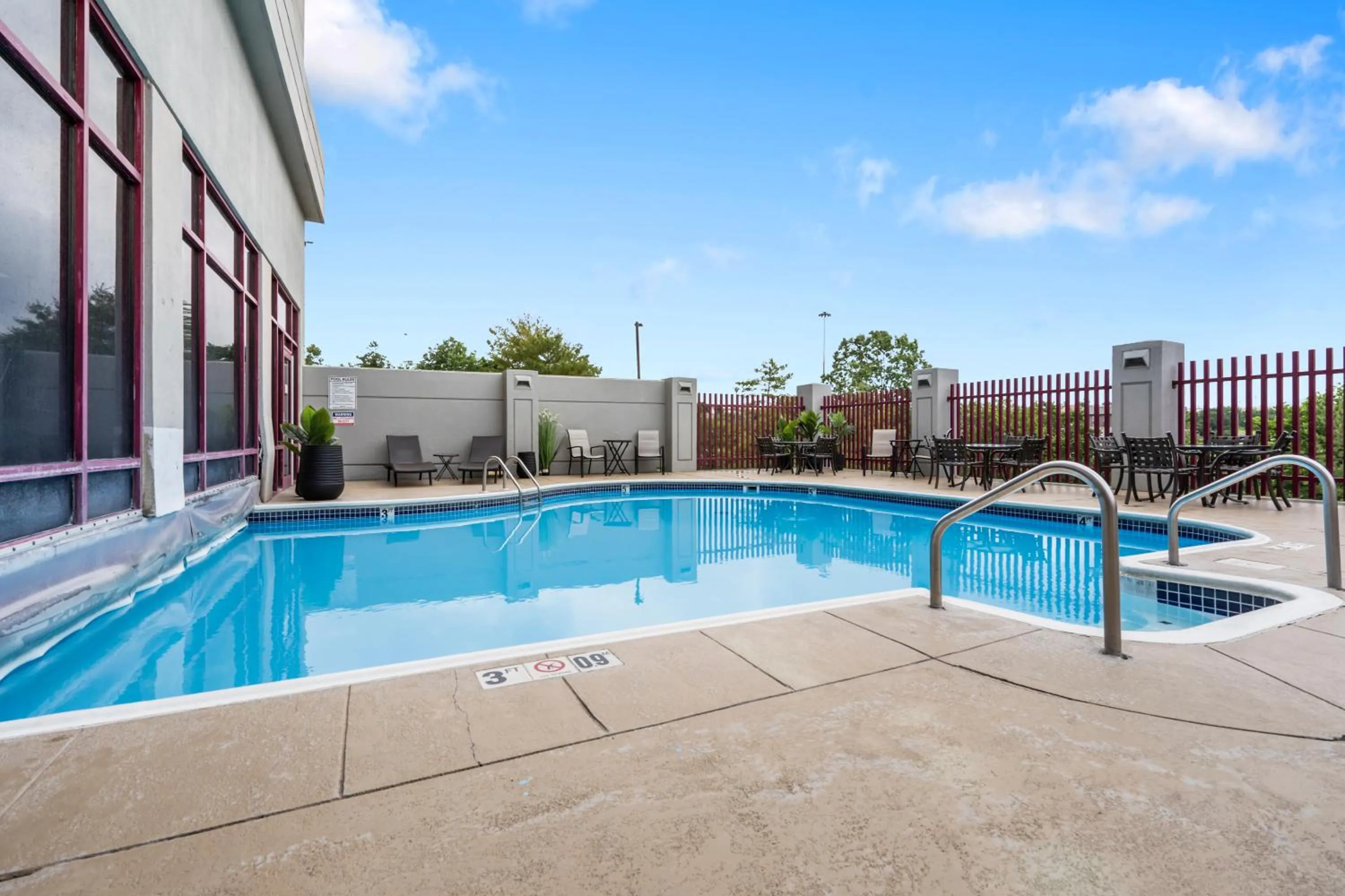 Swimming pool in Thousand Hills Resort Hotel