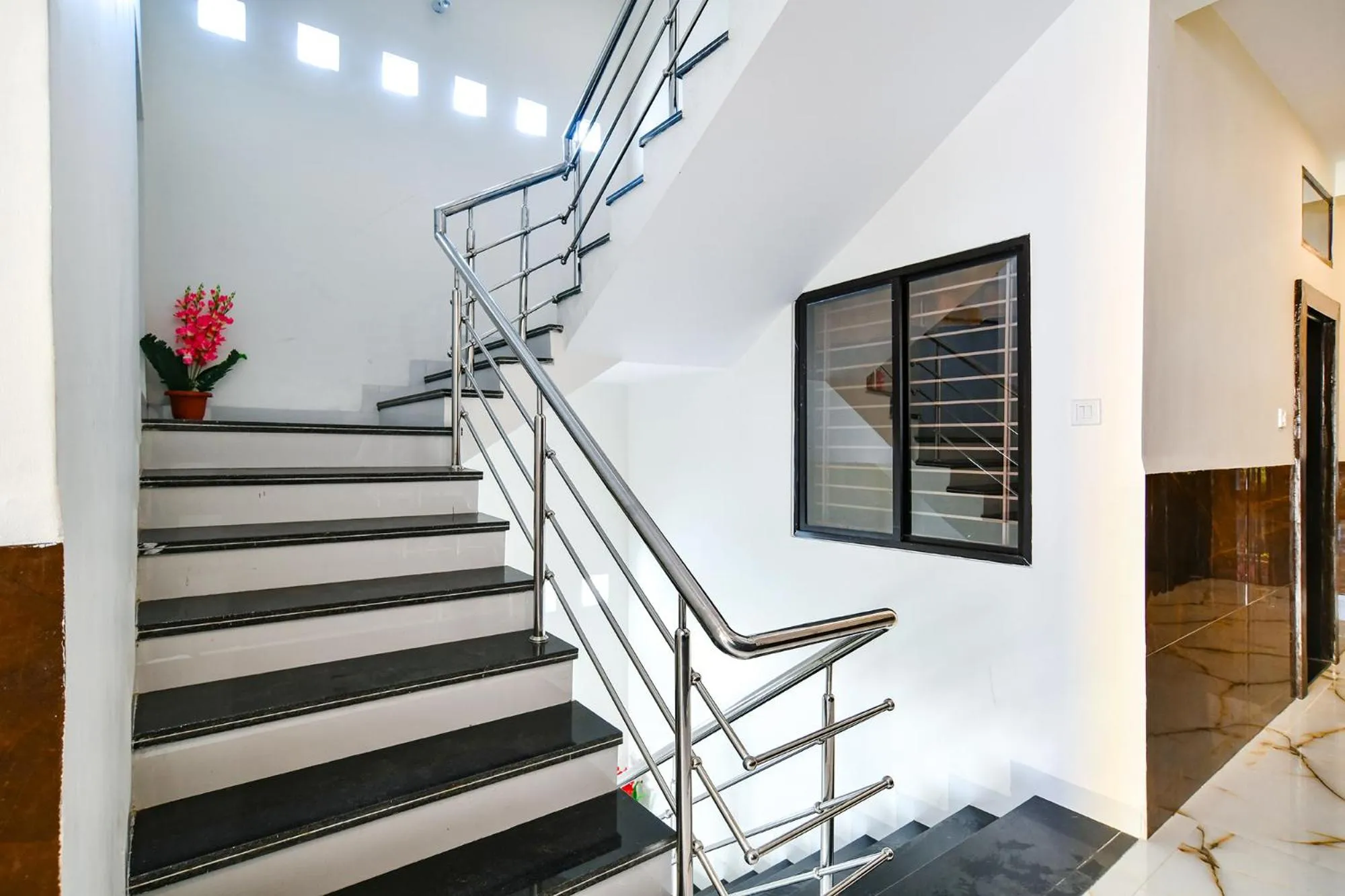 Lobby or reception in FabExpress SP7