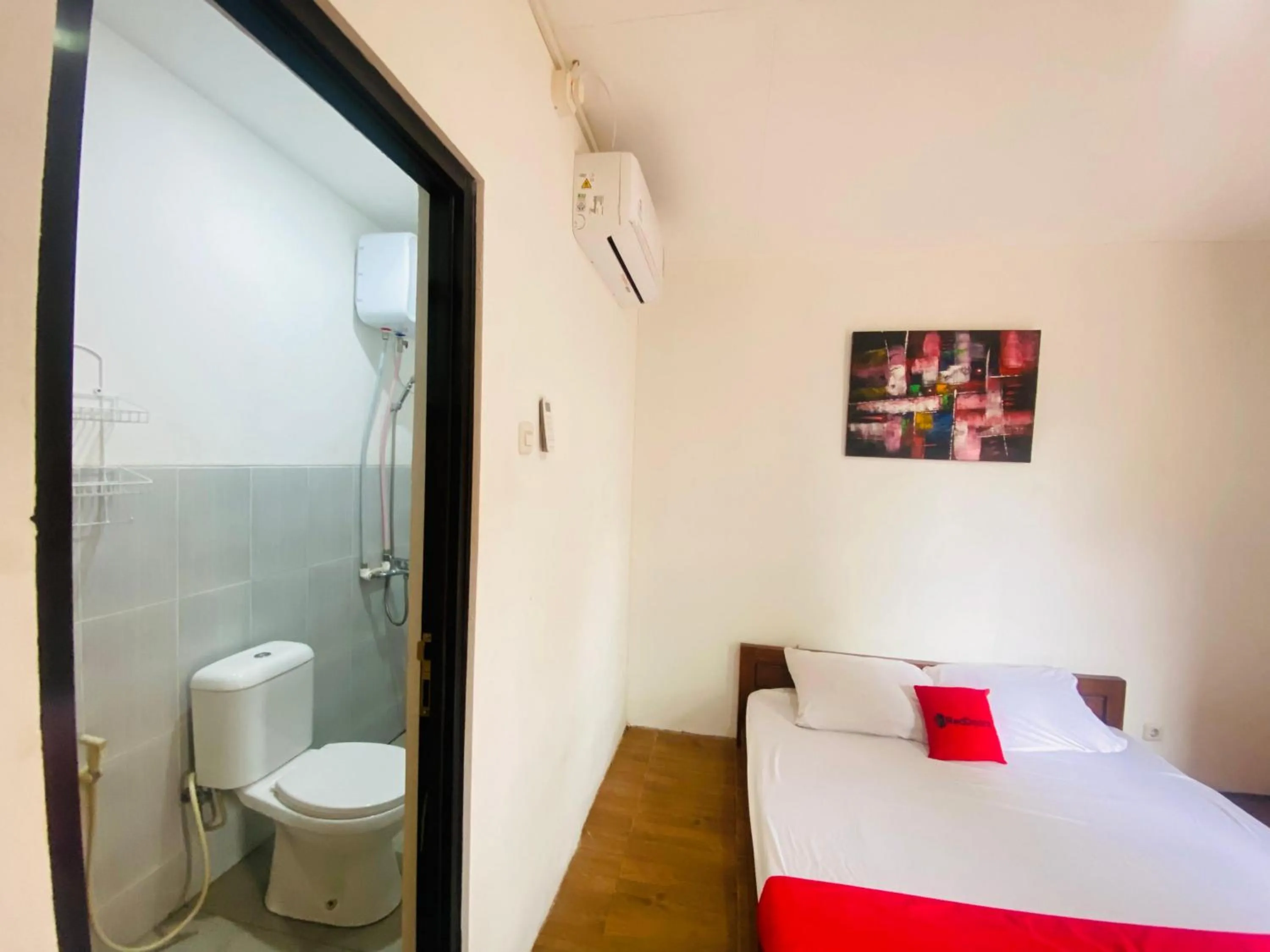 Bedroom, Bed in RedDoorz Syariah Near Wisata Durensewu Pandaan