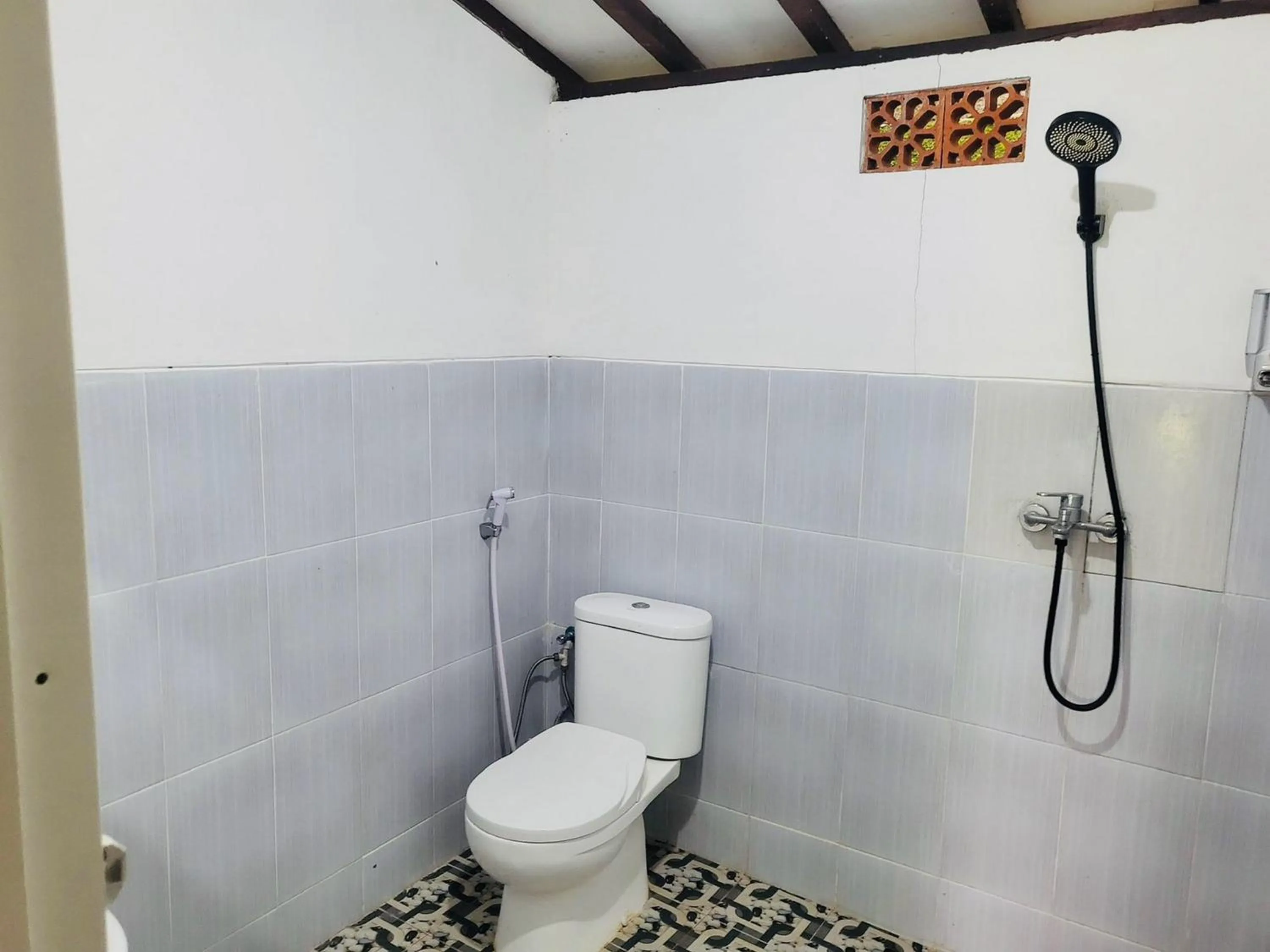 Bathroom in RedDoorz Syariah Near Wisata Durensewu Pandaan