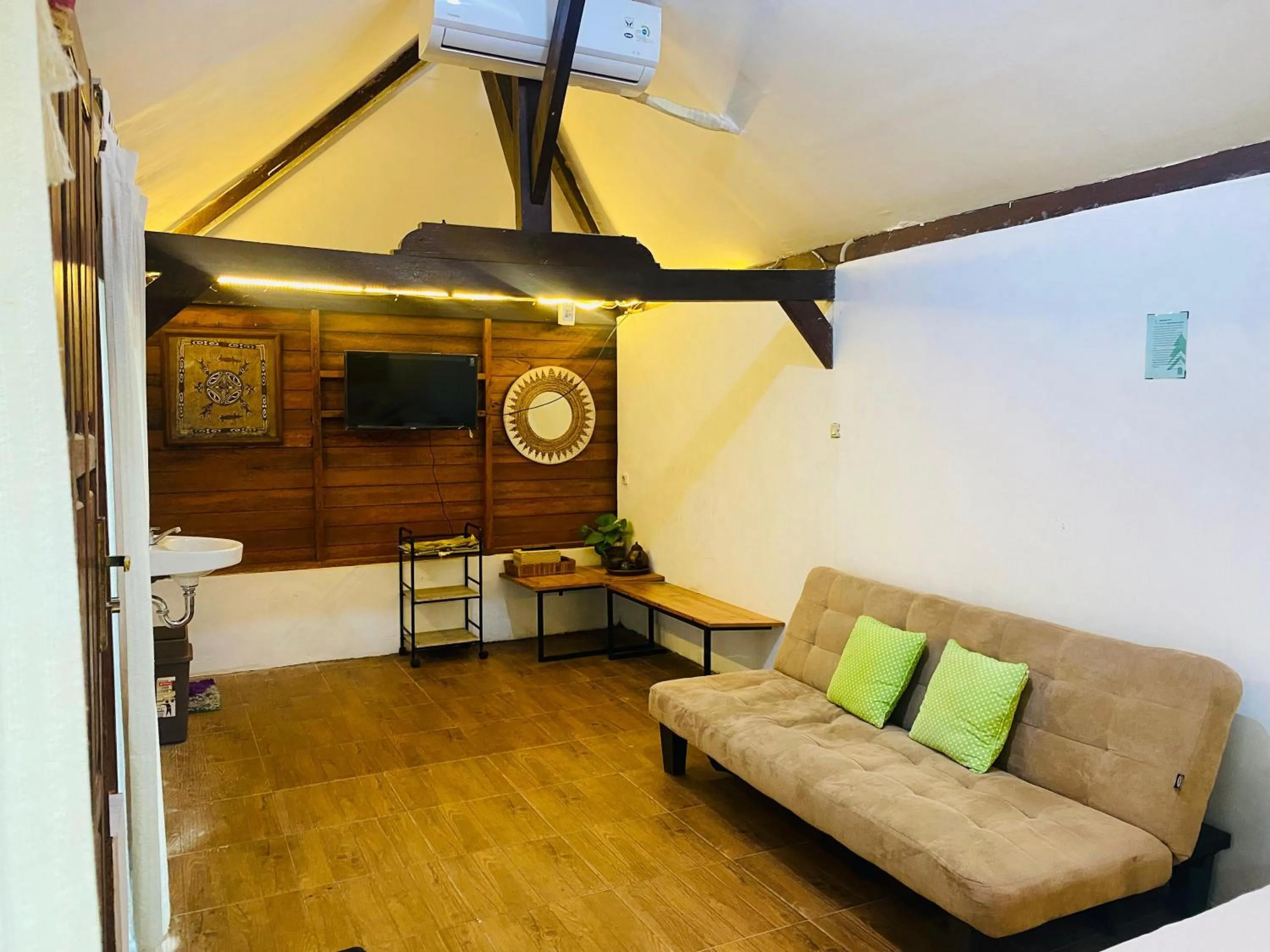 Seating area in RedDoorz Syariah Near Wisata Durensewu Pandaan