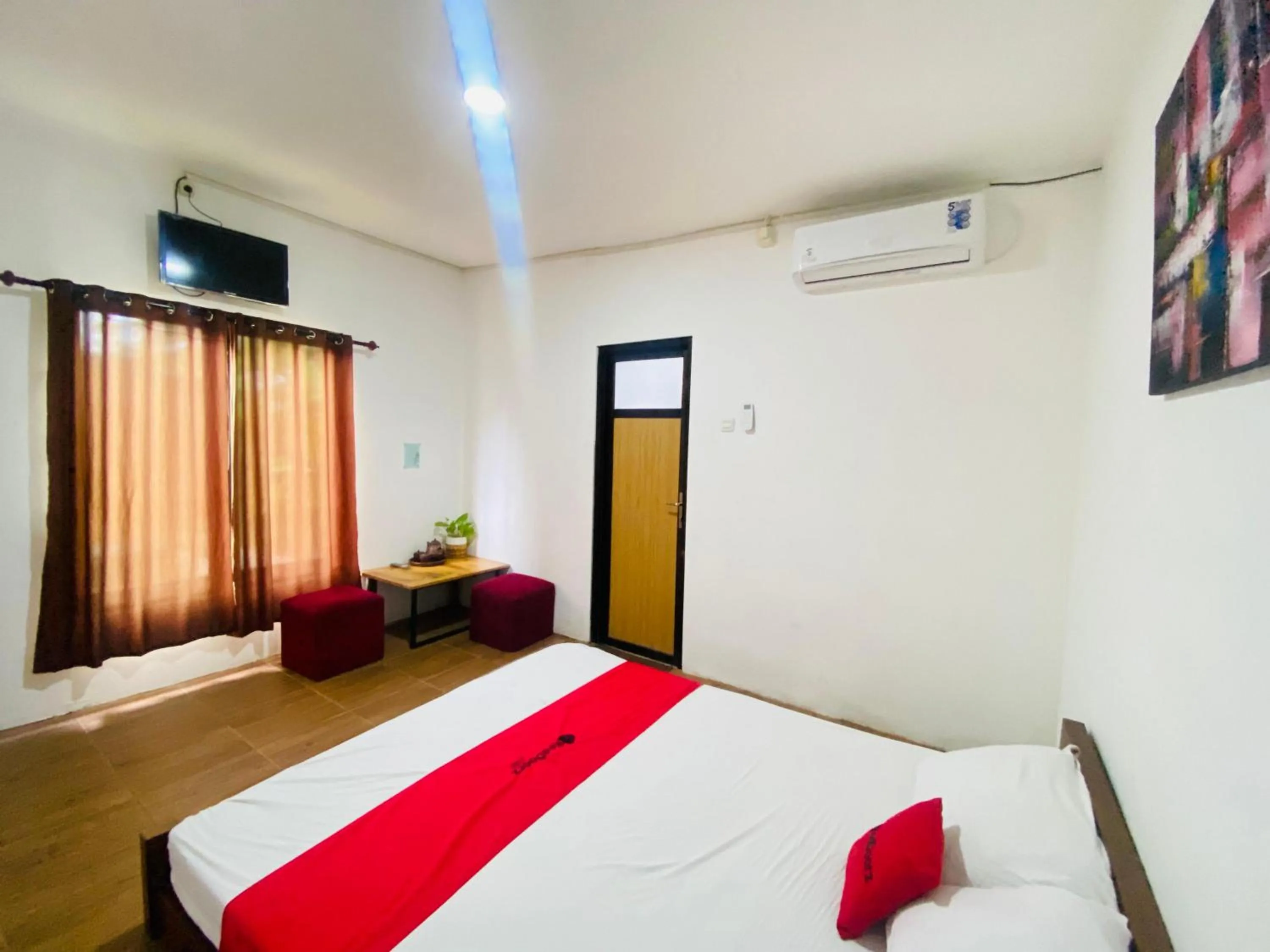 Bedroom, Bed in RedDoorz Syariah Near Wisata Durensewu Pandaan