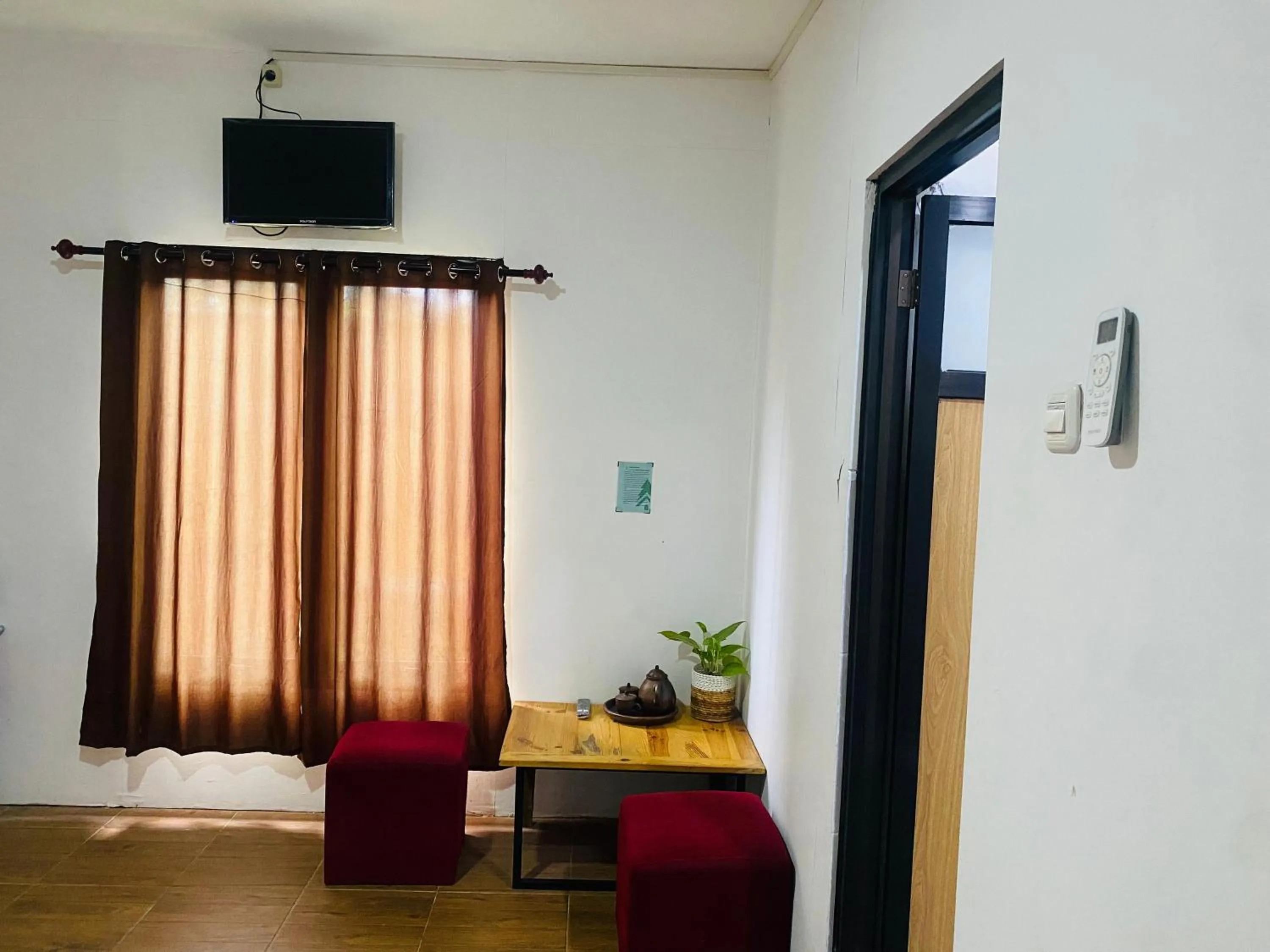 TV and multimedia in RedDoorz Syariah Near Wisata Durensewu Pandaan