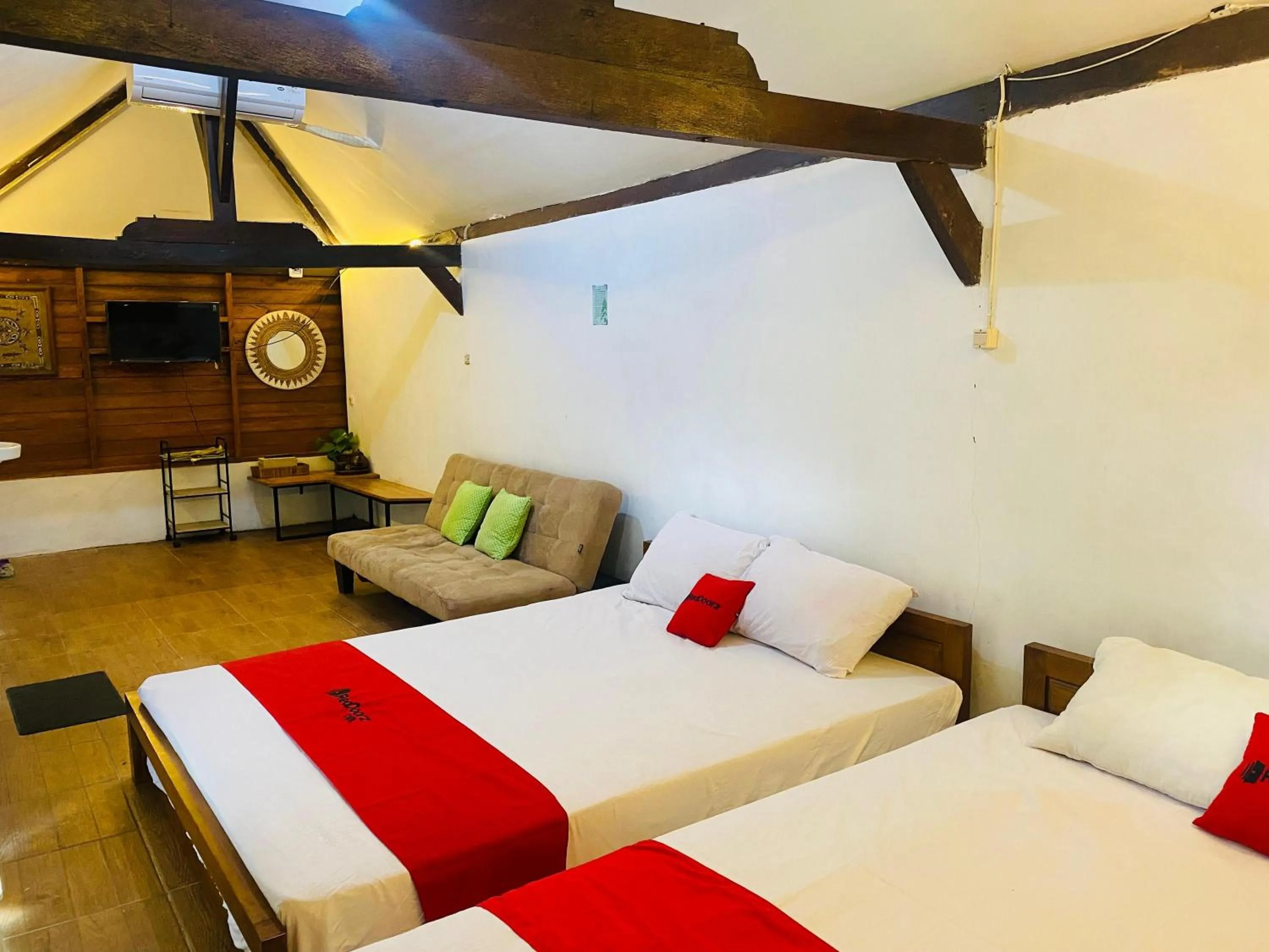 Bedroom, Bed in RedDoorz Syariah Near Wisata Durensewu Pandaan