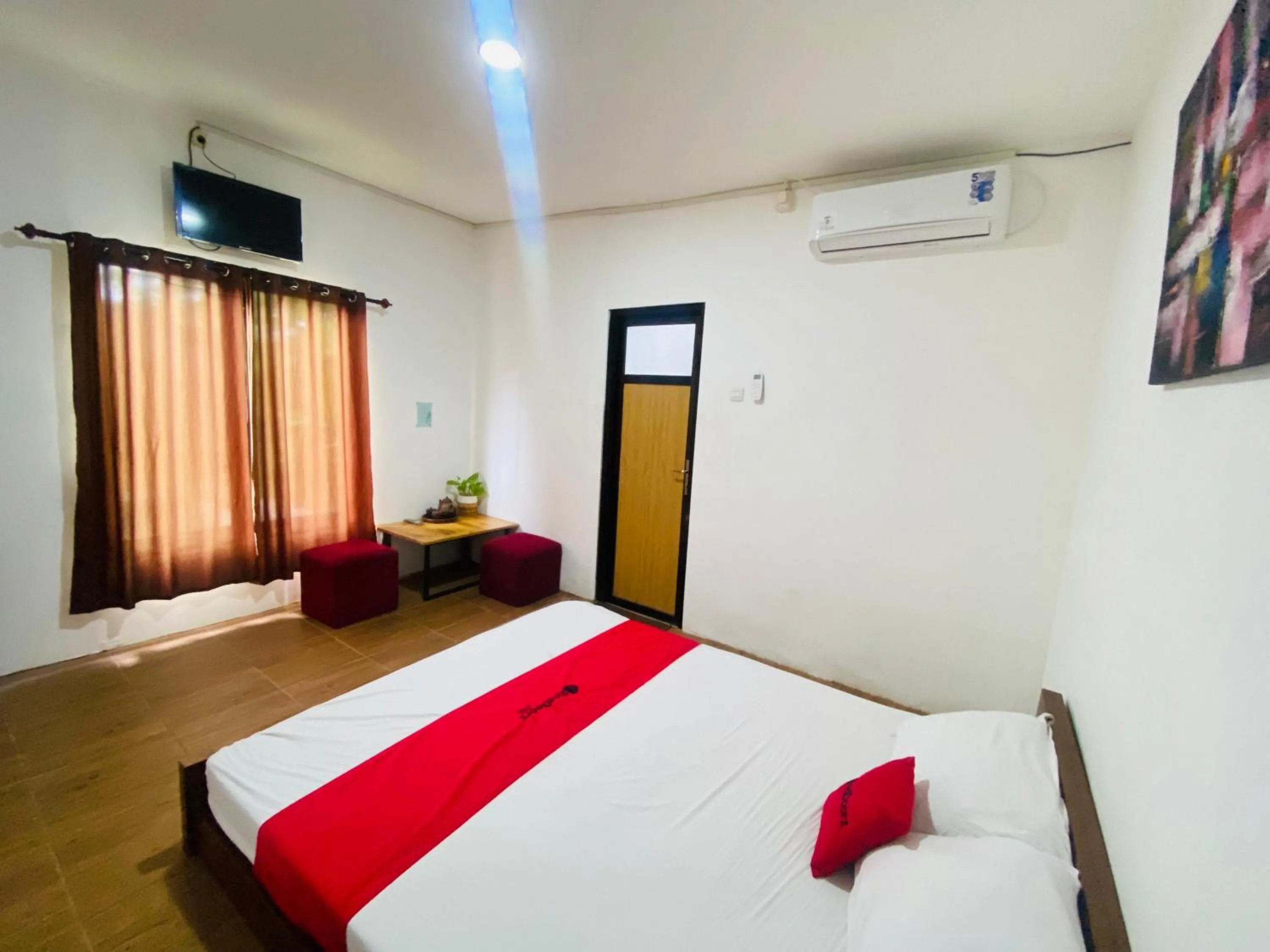 Bedroom, Bed in RedDoorz Syariah Near Wisata Durensewu Pandaan