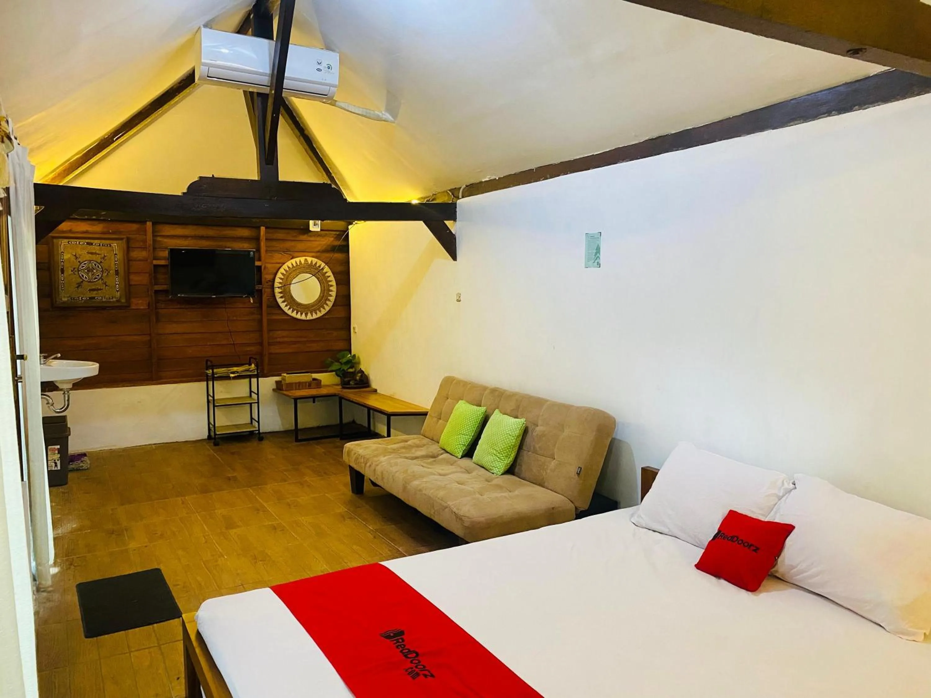 Bedroom, Bed in RedDoorz Syariah Near Wisata Durensewu Pandaan