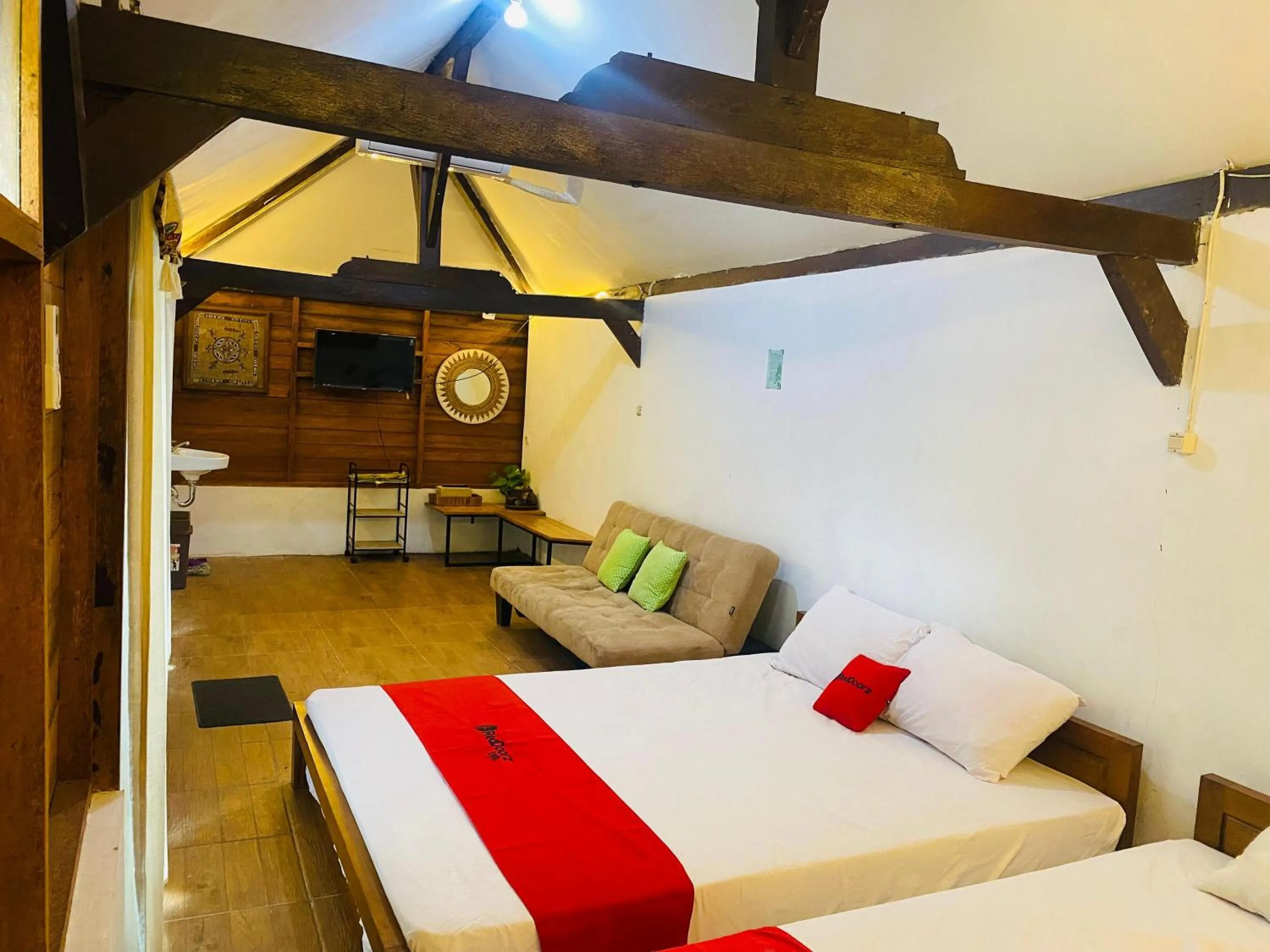 Bedroom, Bed in RedDoorz Syariah Near Wisata Durensewu Pandaan