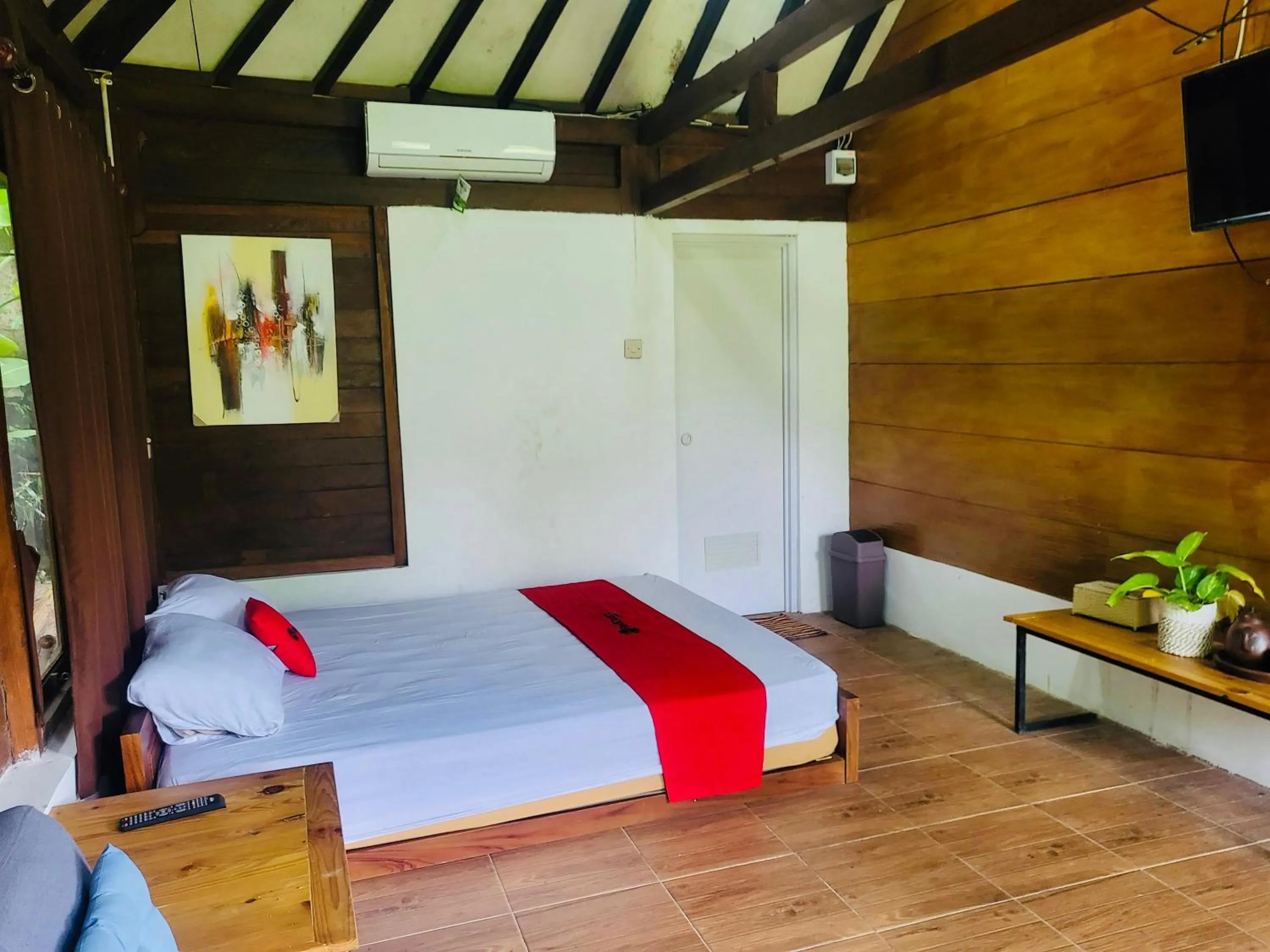 Bedroom, Bed in RedDoorz Syariah Near Wisata Durensewu Pandaan