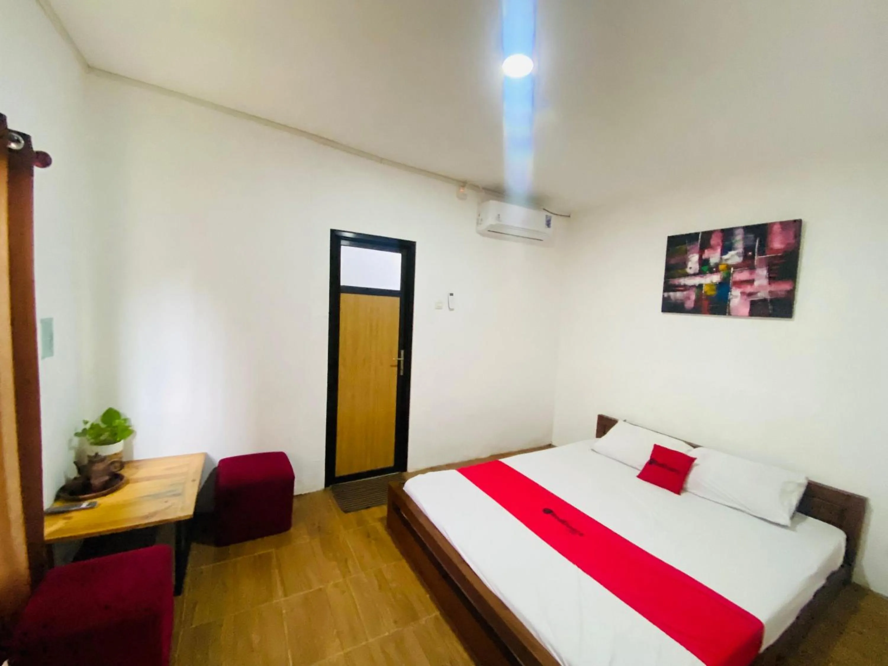 Bedroom, Bed in RedDoorz Syariah Near Wisata Durensewu Pandaan