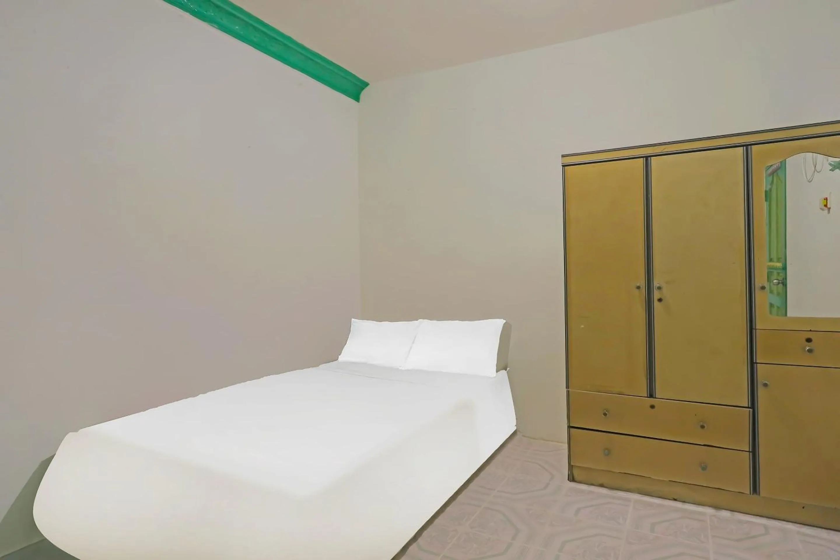 Bedroom, Bed in Hotel O Homestay Bude Sri