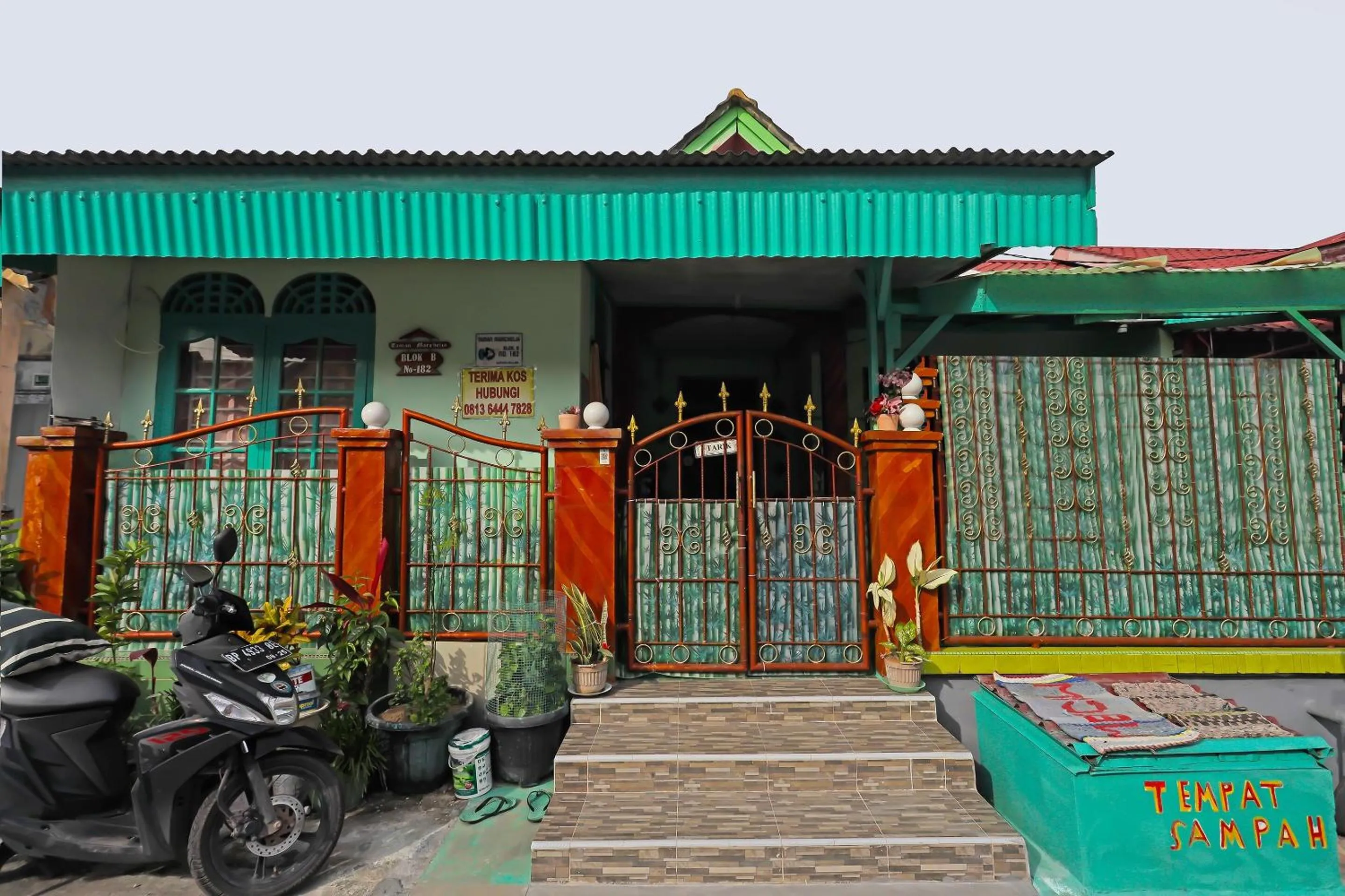 Facade/entrance in Hotel O Homestay Bude Sri
