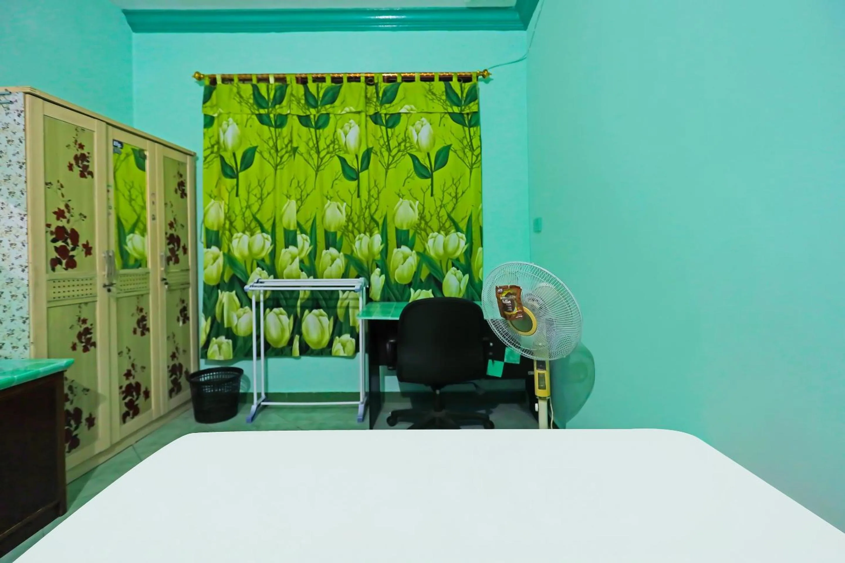 Bedroom, Bed in Hotel O Homestay Bude Sri