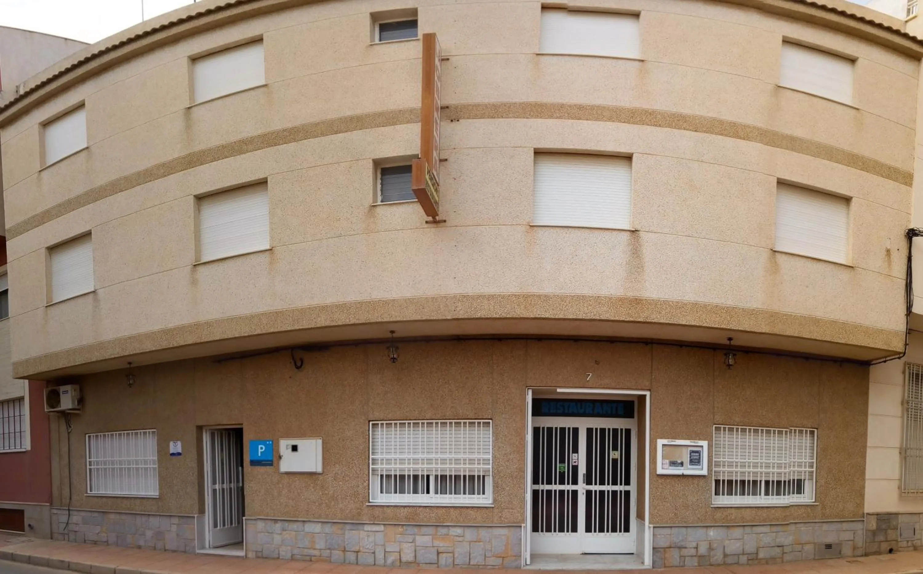 Facade/entrance in La Obrera