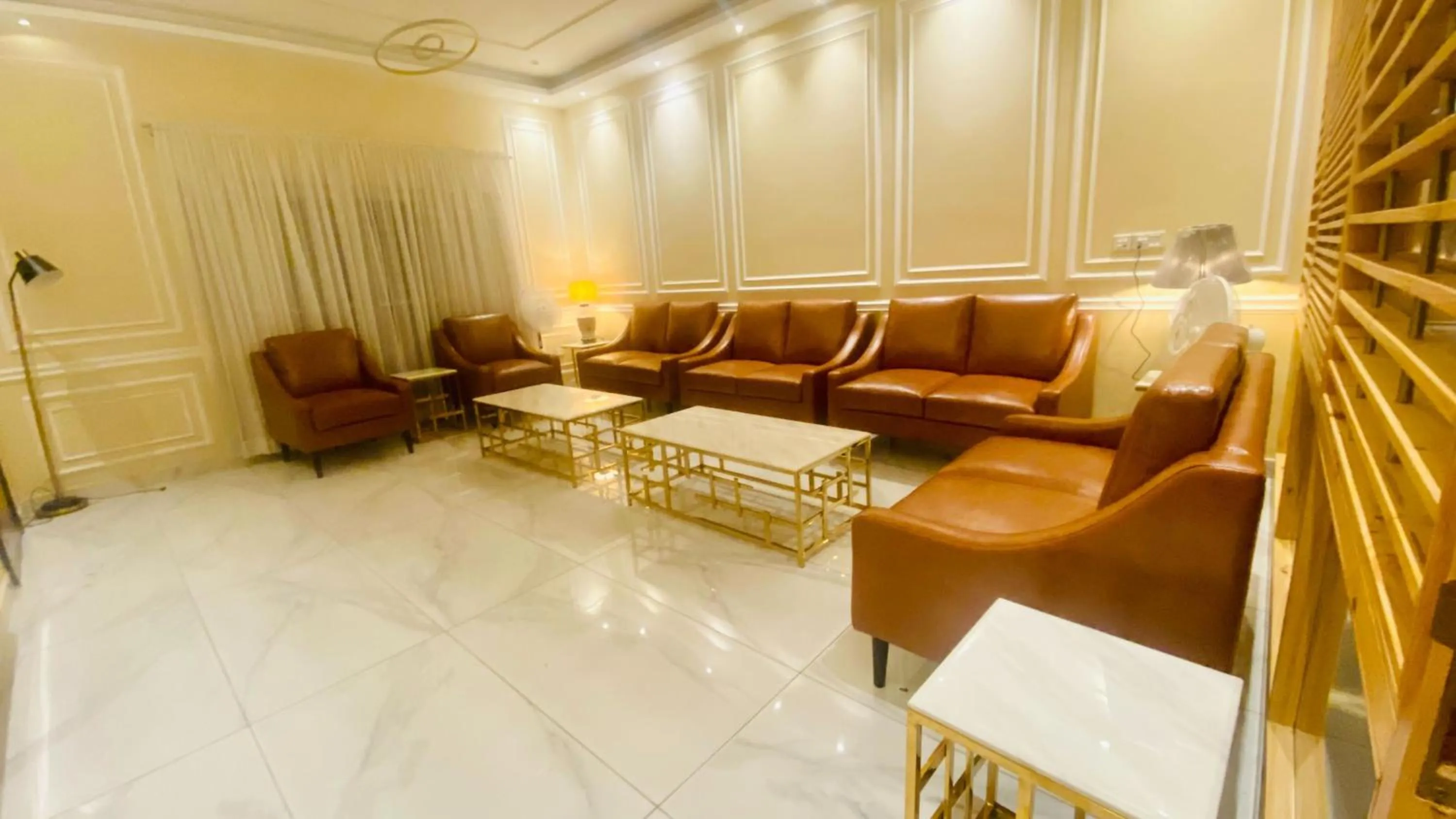 Communal lounge/ TV room in Sunset BnB