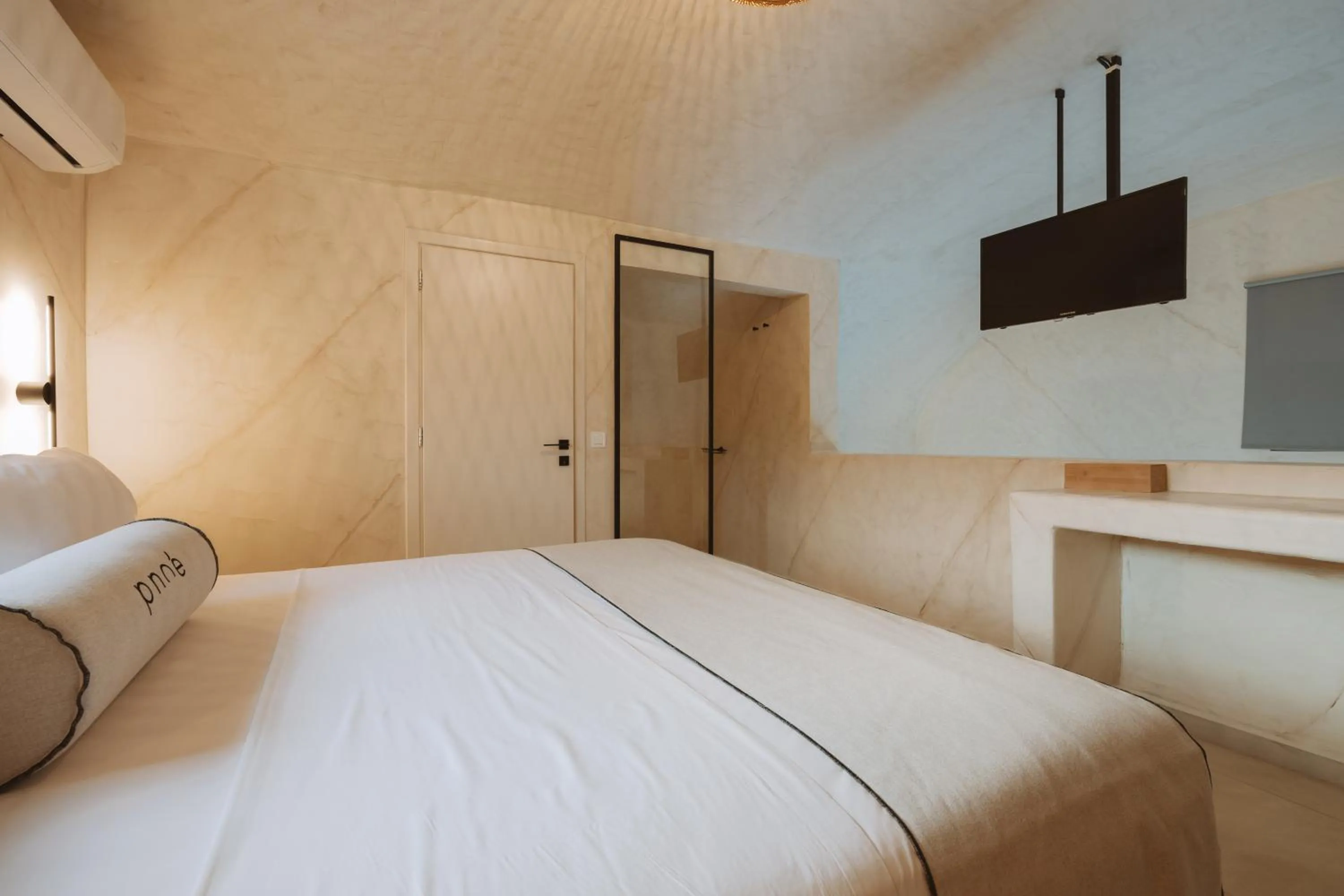 Bathroom, Bed in Pnoe Luxury Suites