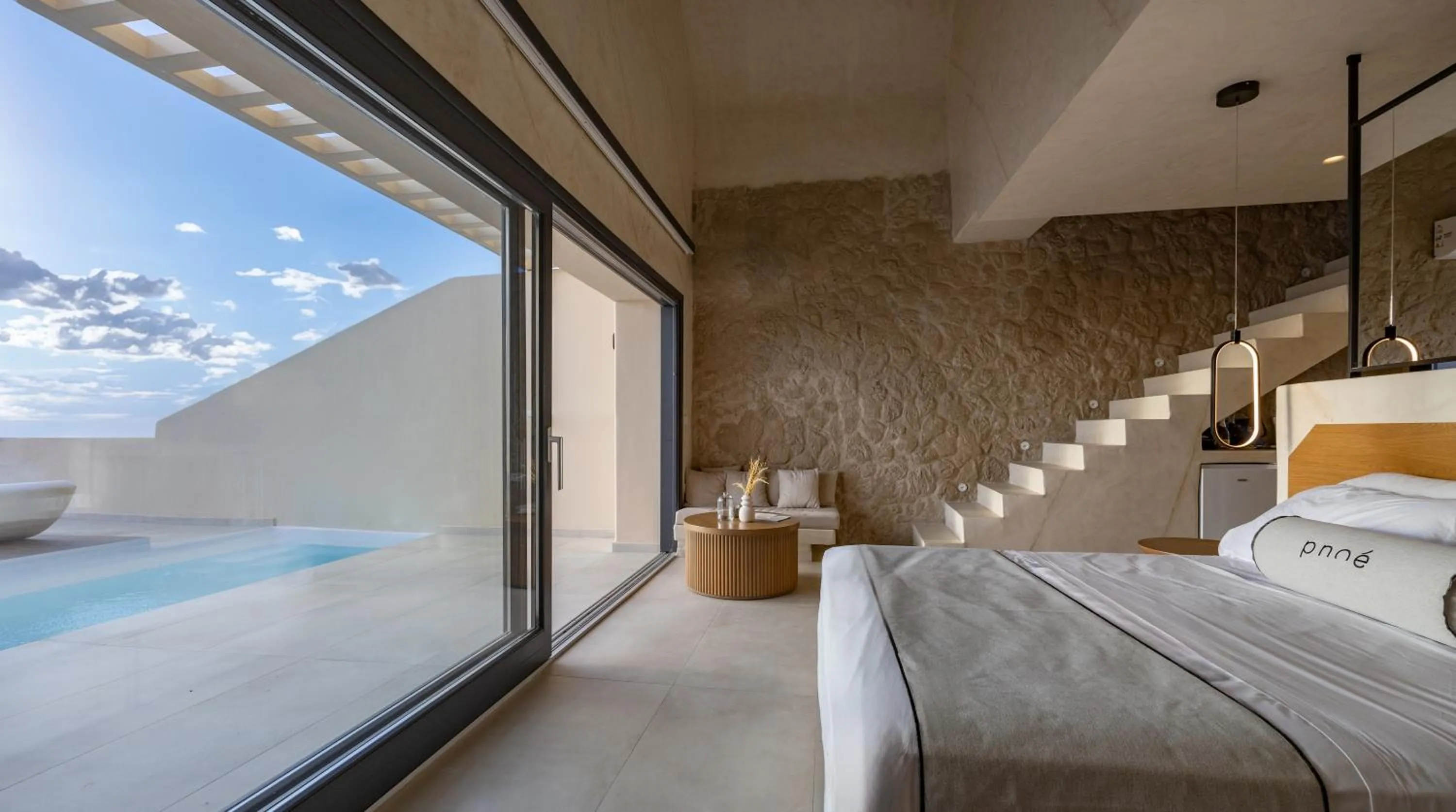 Bed in Pnoe Luxury Suites