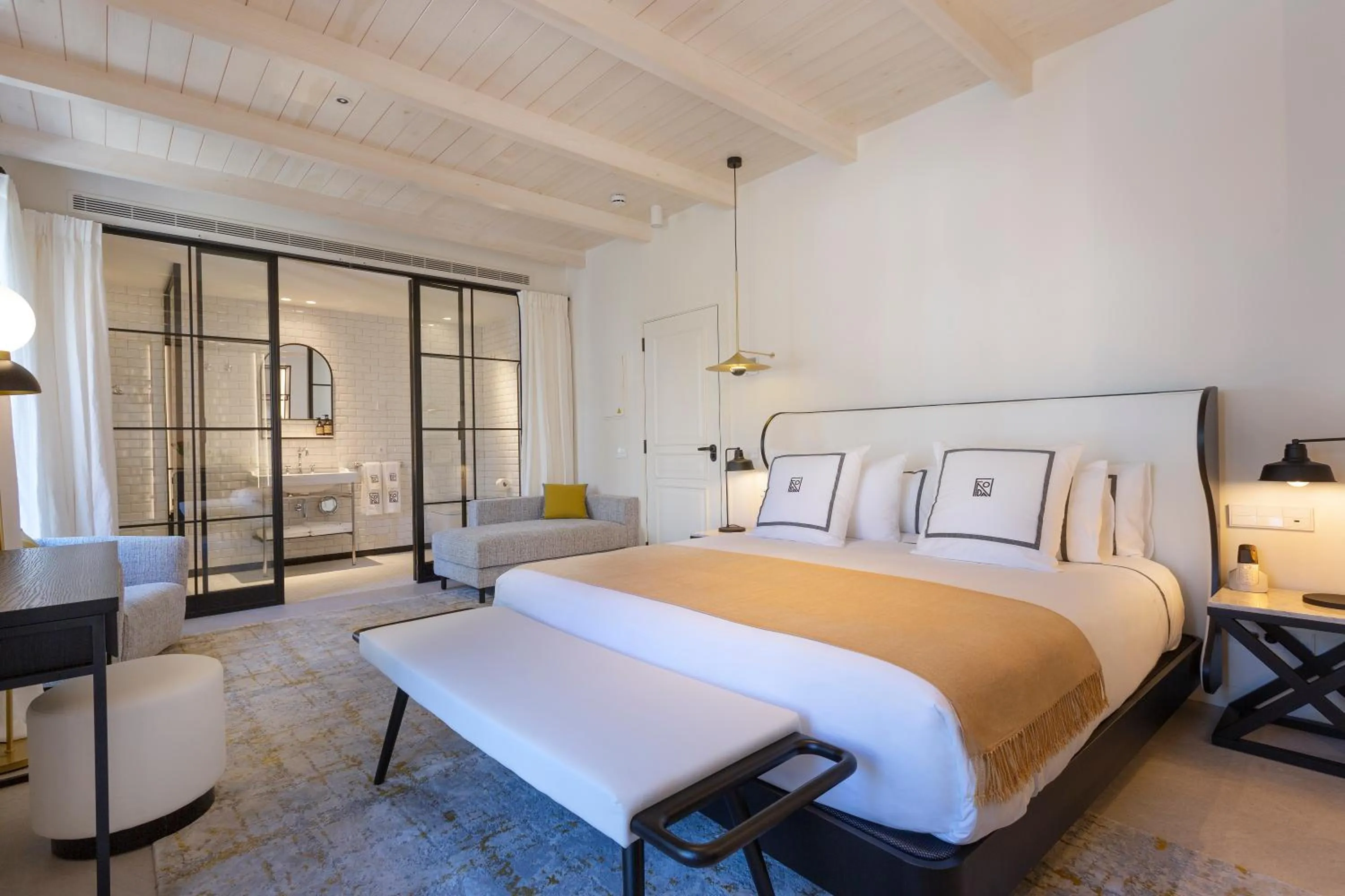 Bedroom, Bed in La Fonda Heritage Hotel Luxury, Relais & Châteaux