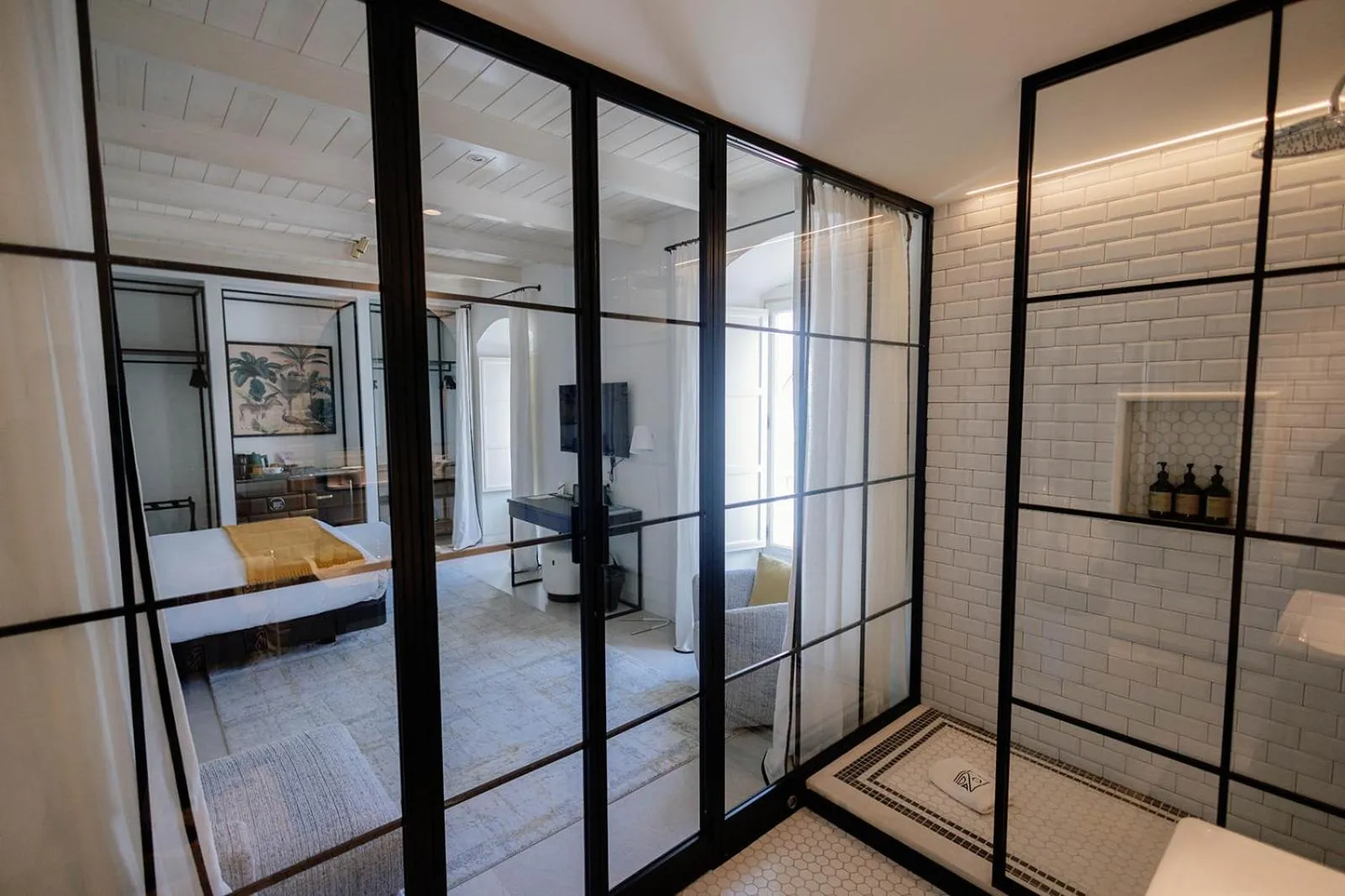 Bathroom, Bed in La Fonda Heritage Hotel Luxury, Relais & Châteaux
