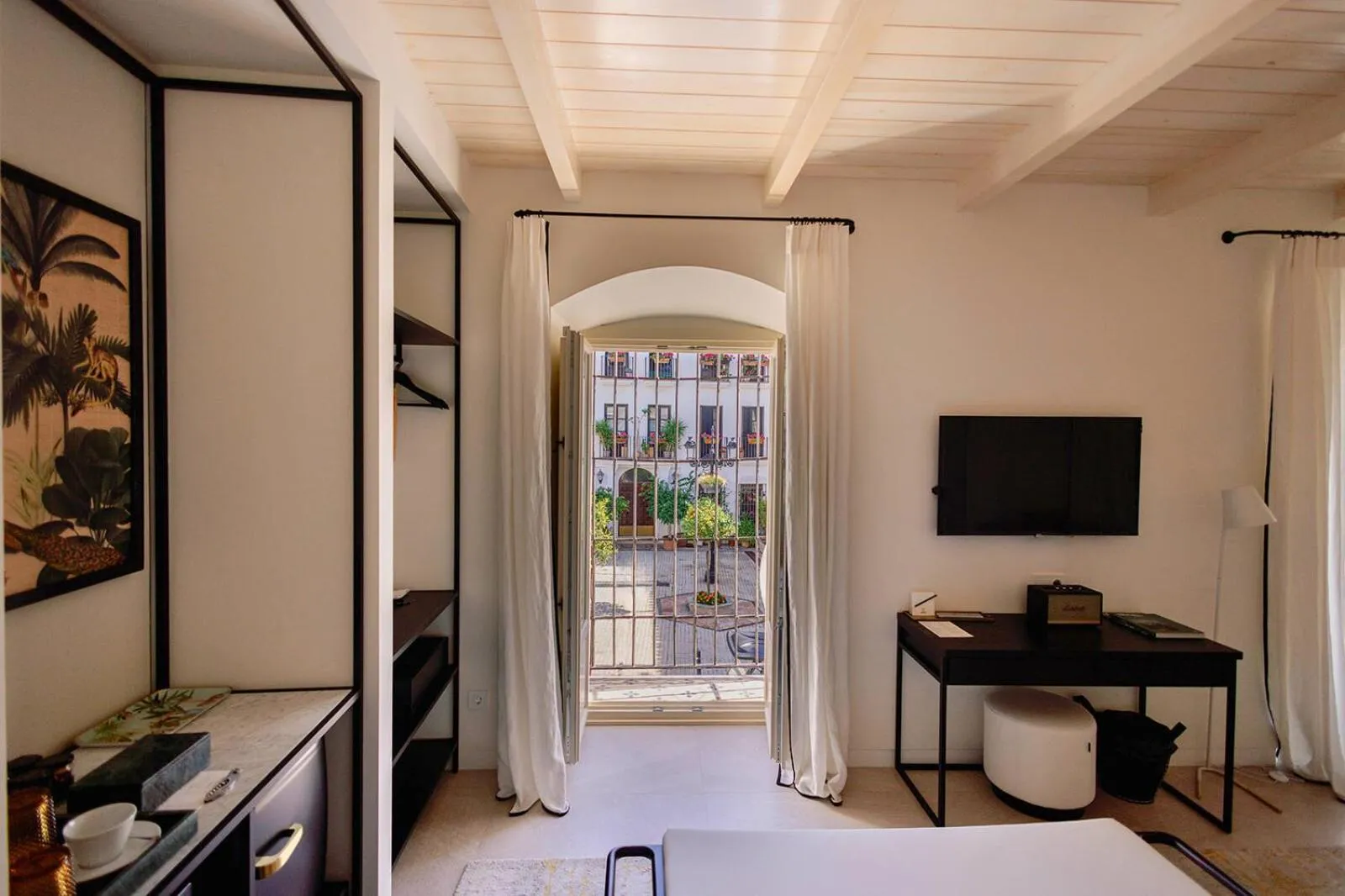 Photo of the whole room, Bed in La Fonda Heritage Hotel Luxury, Relais & Châteaux