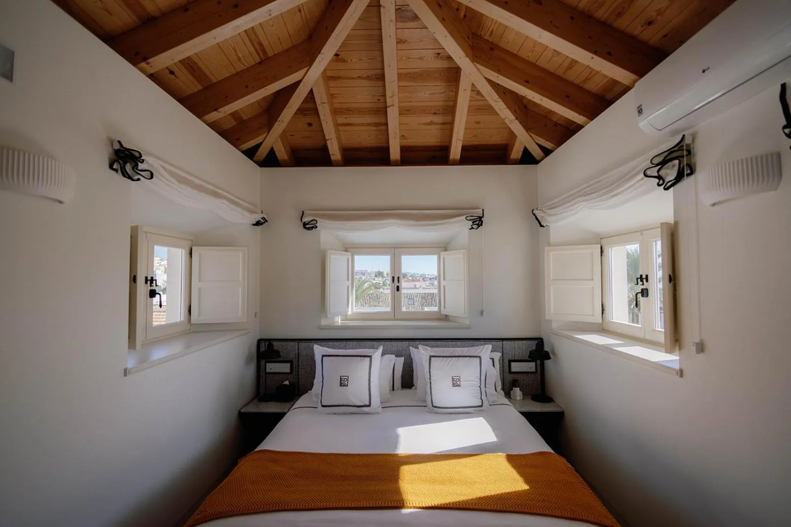 Bedroom, Bed in La Fonda Heritage Hotel Luxury, Relais & Châteaux