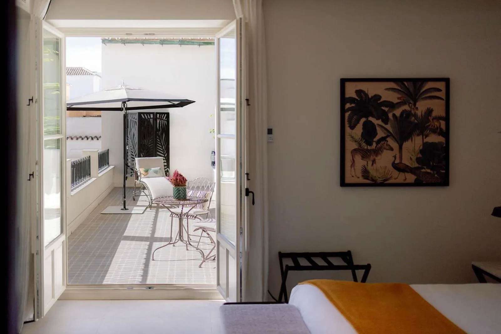 Photo of the whole room, Bed in La Fonda Heritage Hotel Luxury, Relais & Châteaux