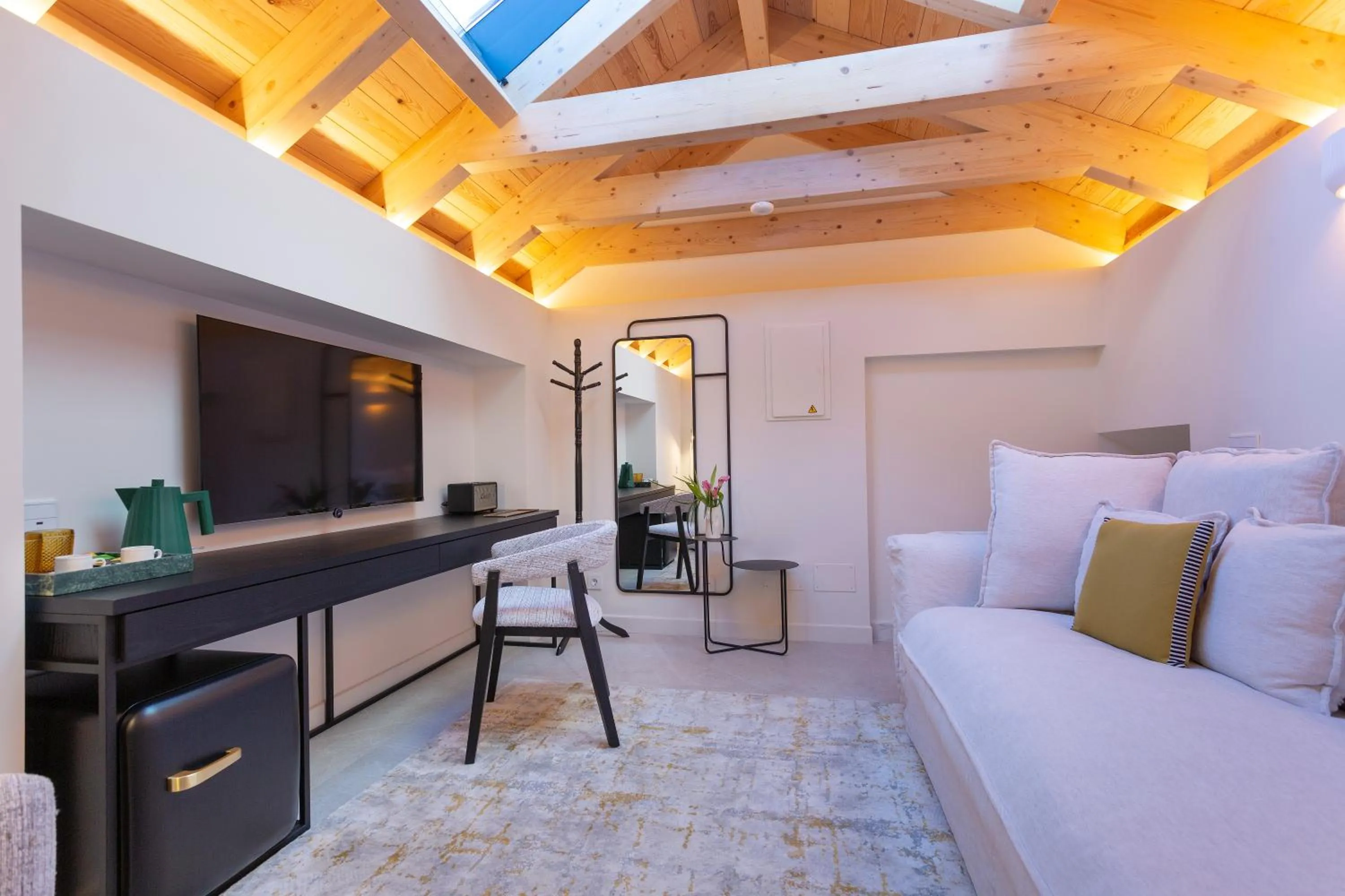 Living room, Bed in La Fonda Heritage Hotel Luxury, Relais & Châteaux