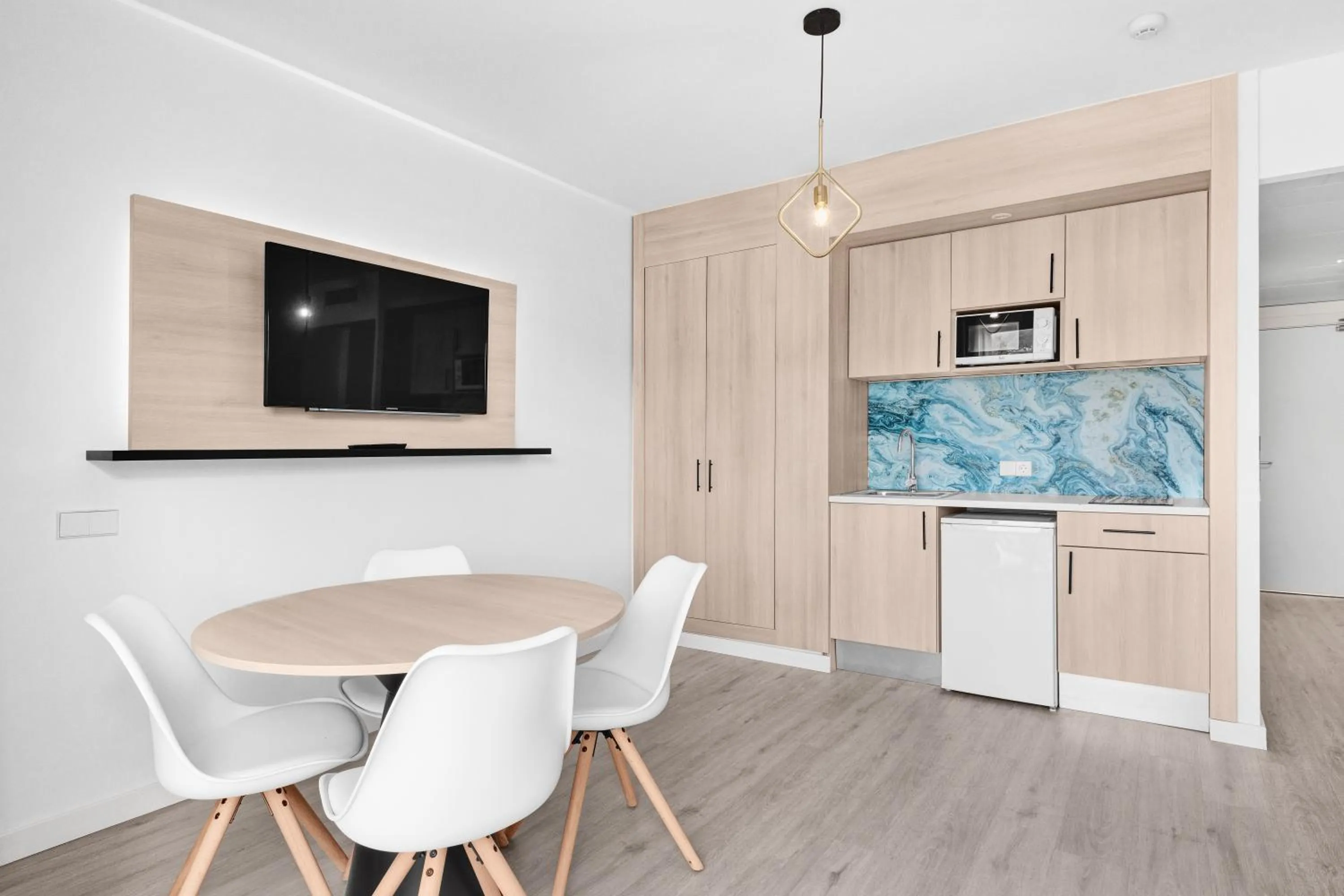 Dining area in Palmanova Suites by TRH