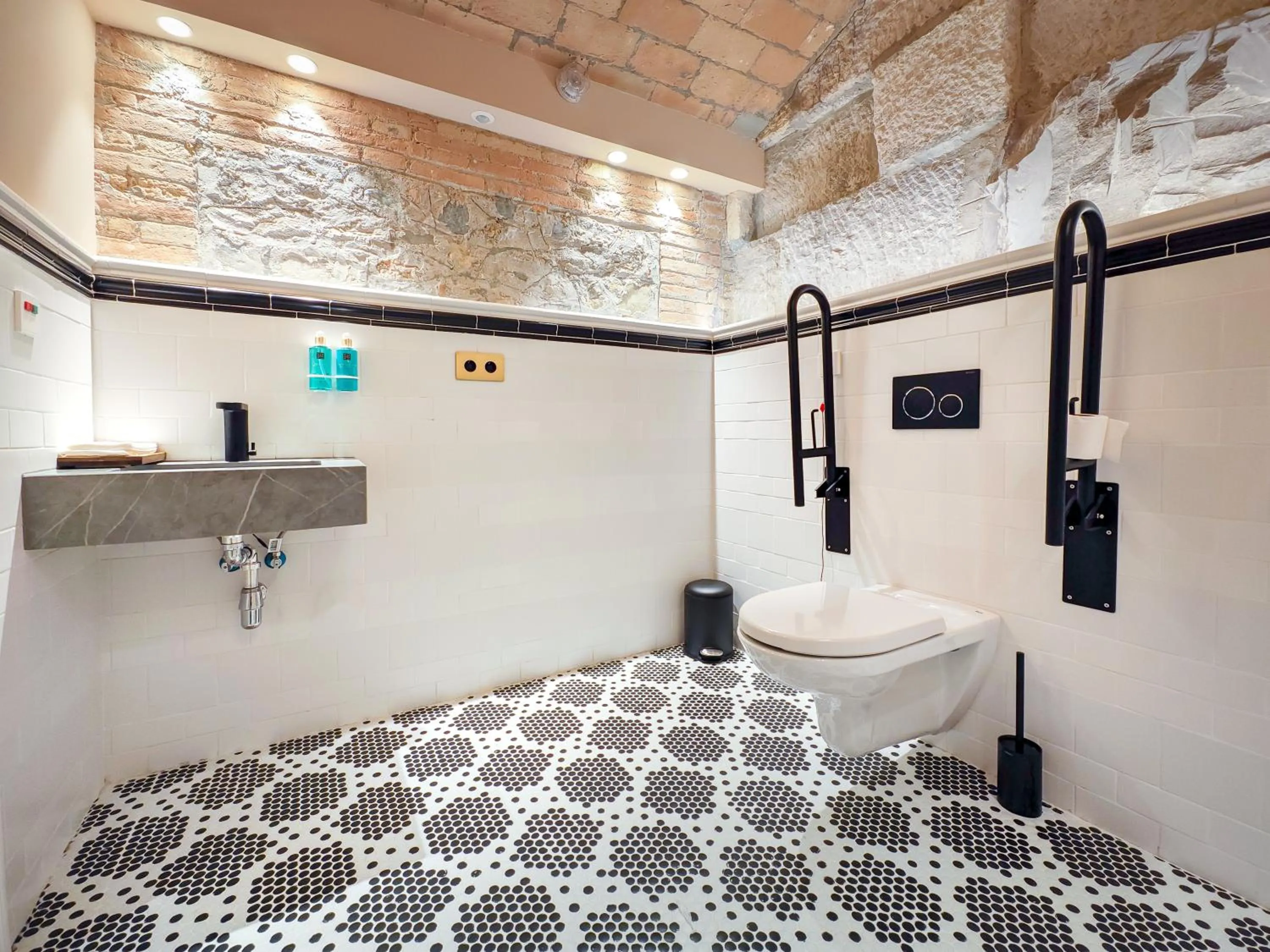 Toilet, Bed in Palacio Gran Vía, a Royal Hideaway Hotel