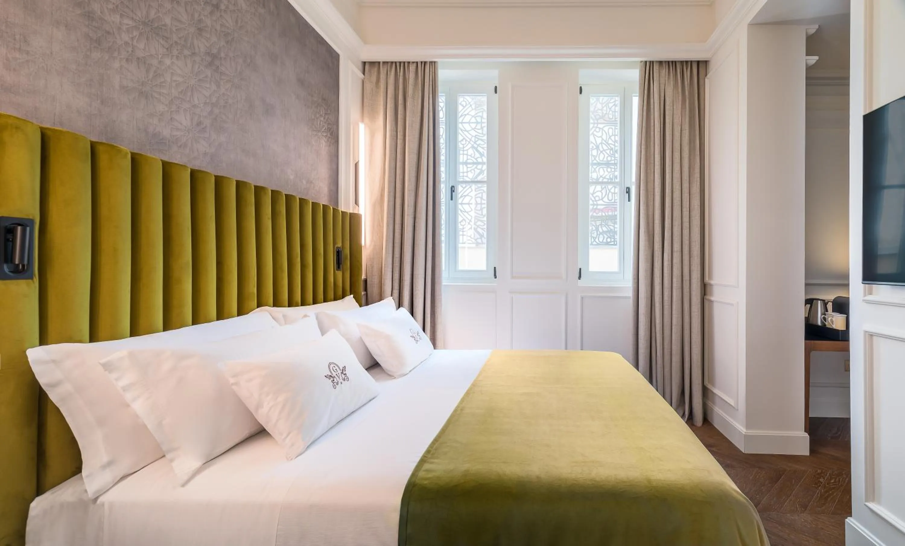 Bed in Palacio Gran Vía, a Royal Hideaway Hotel