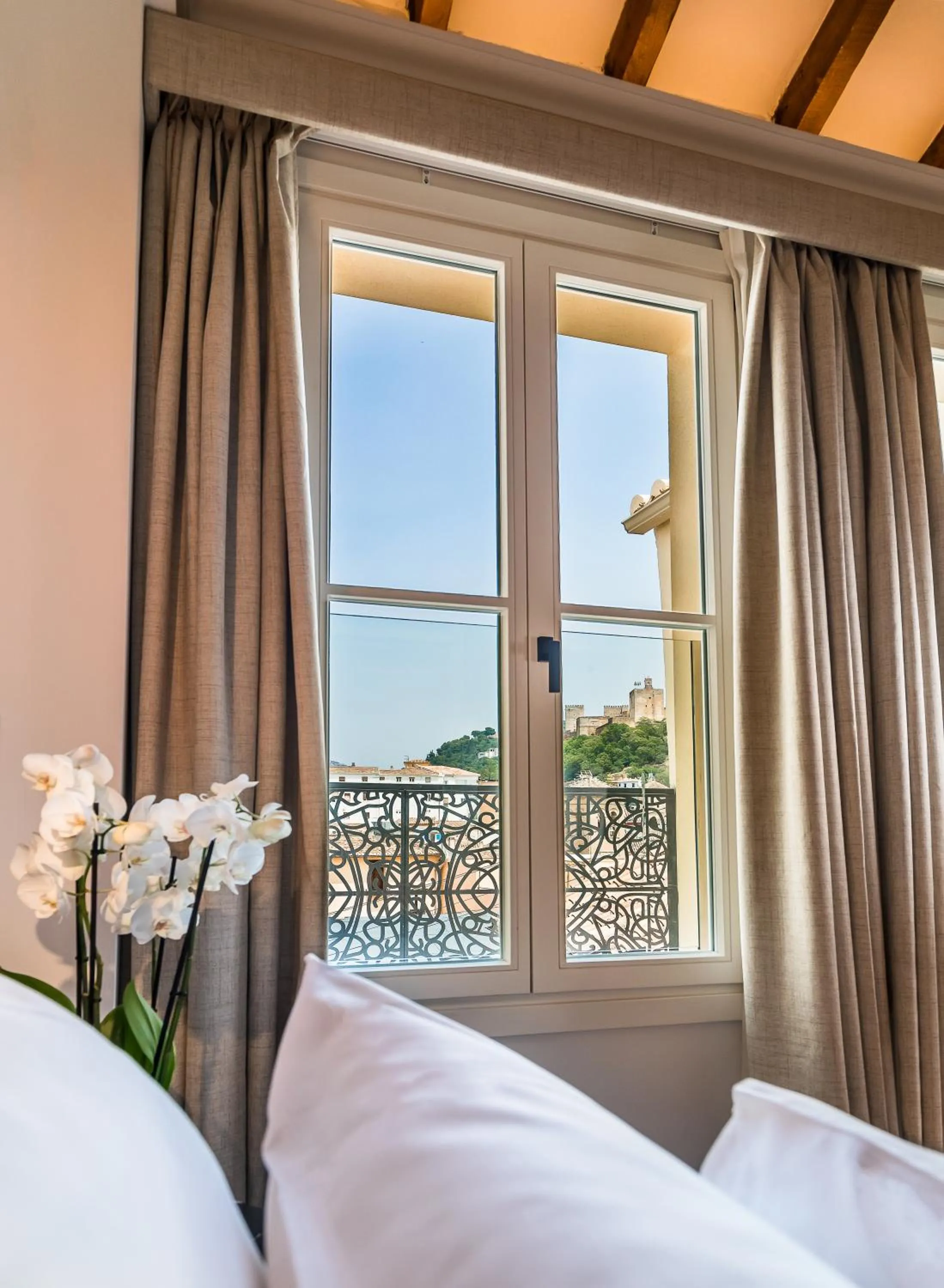 City view, Bed in Palacio Gran Vía, a Royal Hideaway Hotel