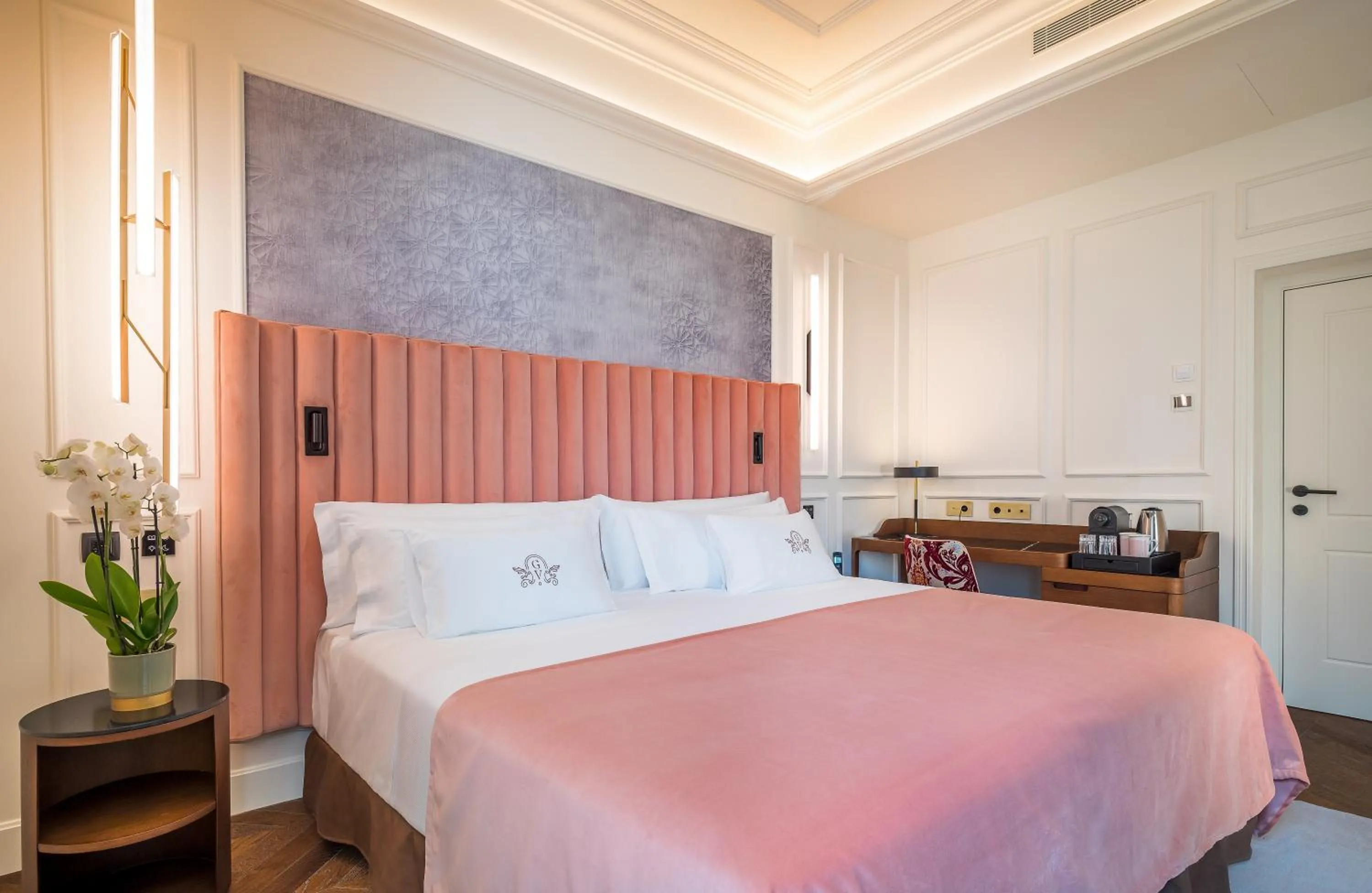 Bed in Palacio Gran Vía, a Royal Hideaway Hotel