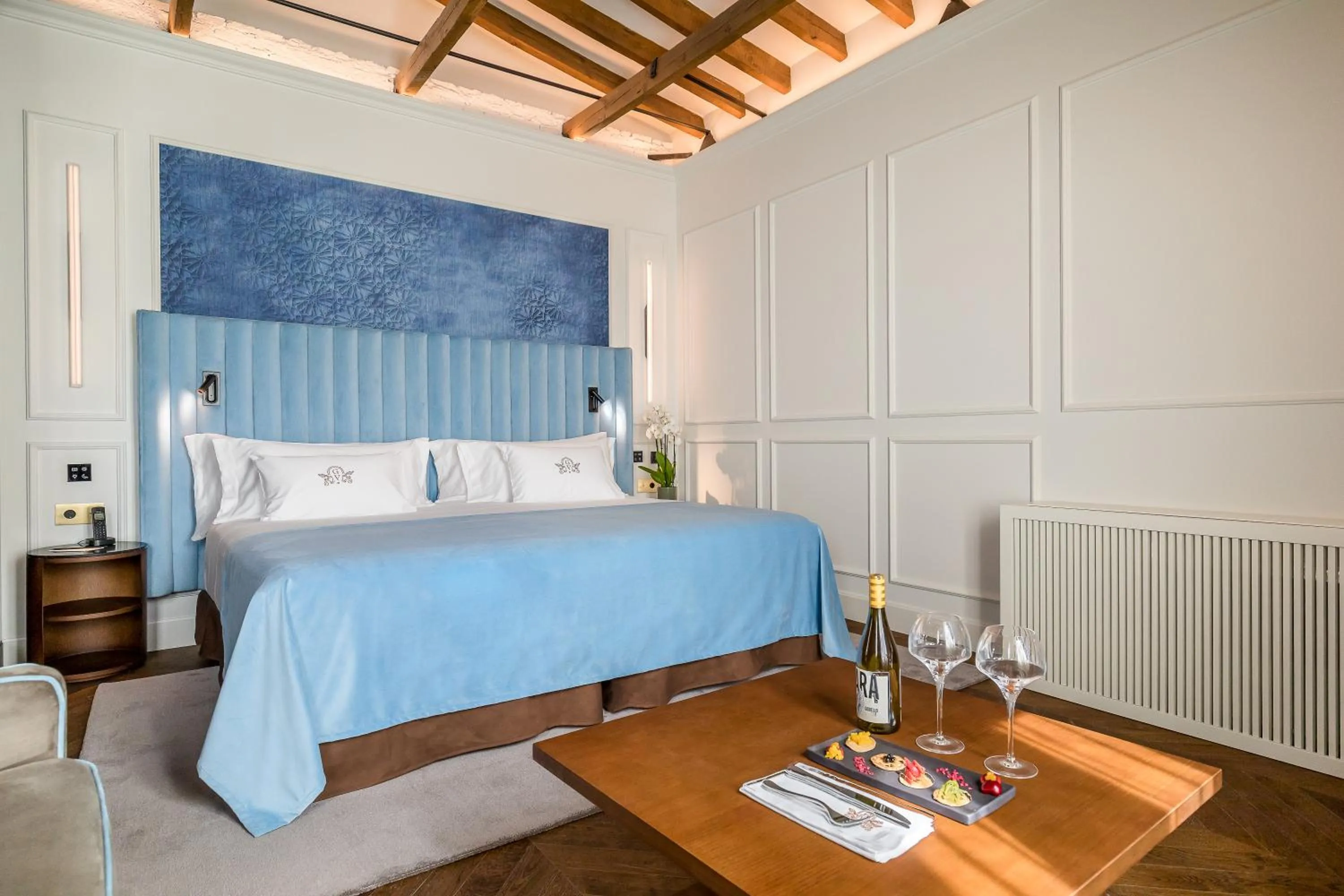 Bed in Palacio Gran Vía, a Royal Hideaway Hotel