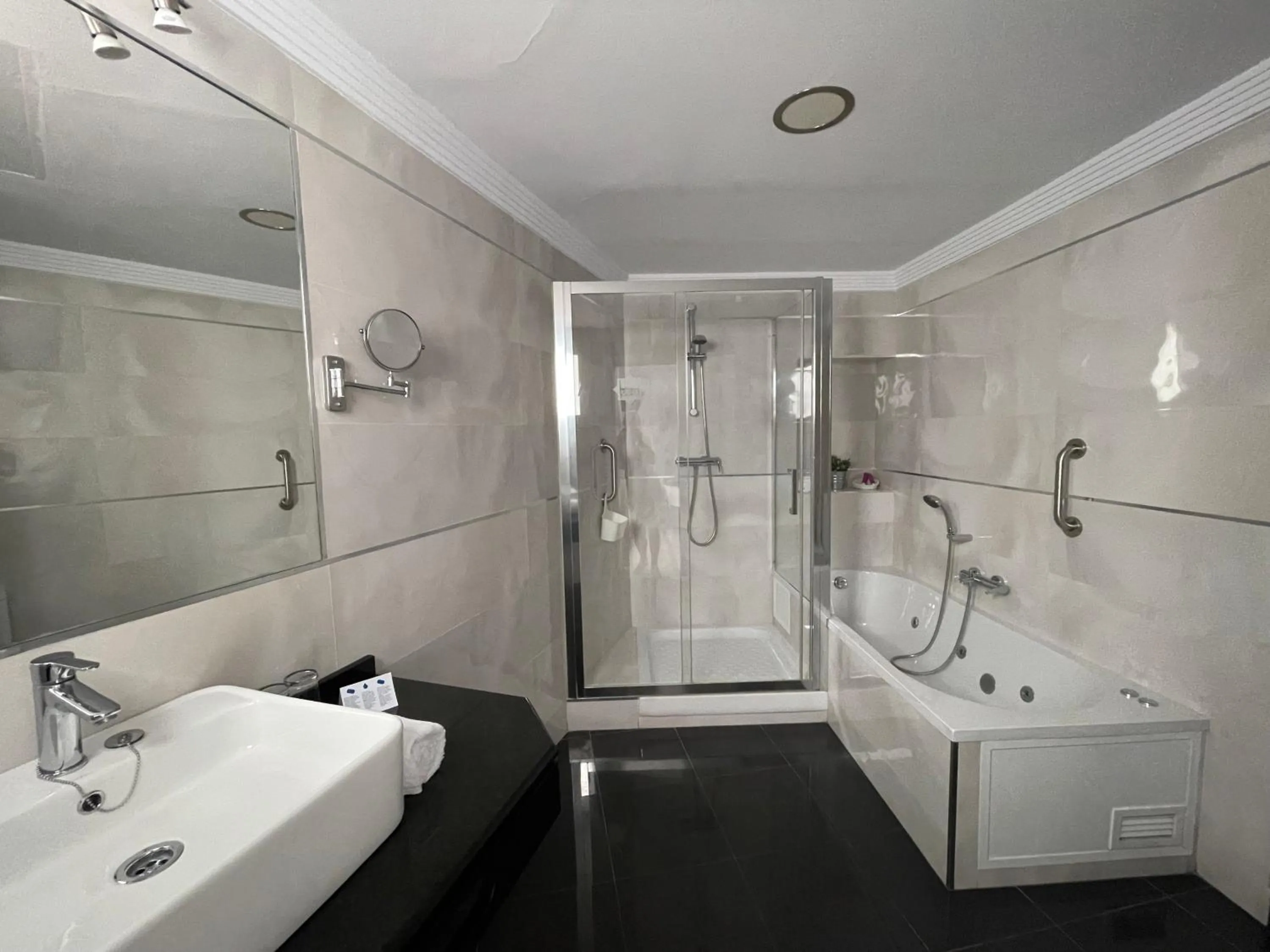 Shower in Hotel Plaza Cavana