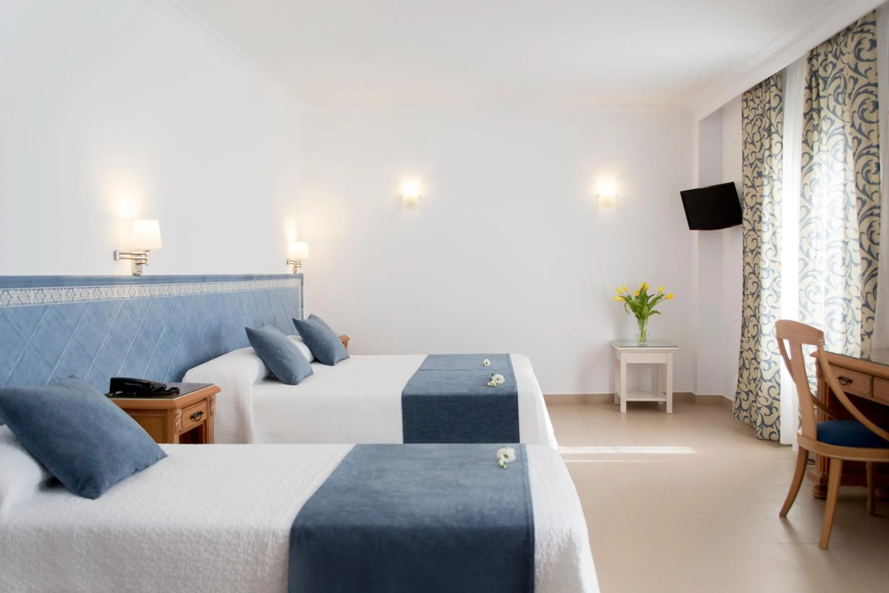 Photo of the whole room, Bed in Hotel Plaza Cavana