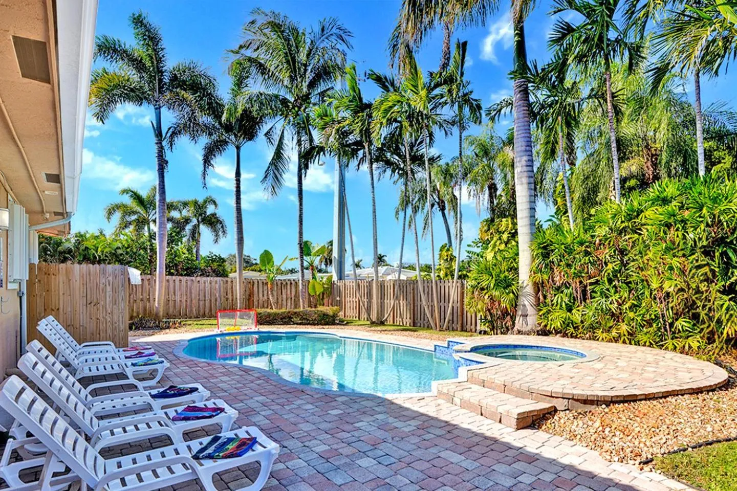 Deluxe Home Heated Pool & Jetted Tub near Beach
