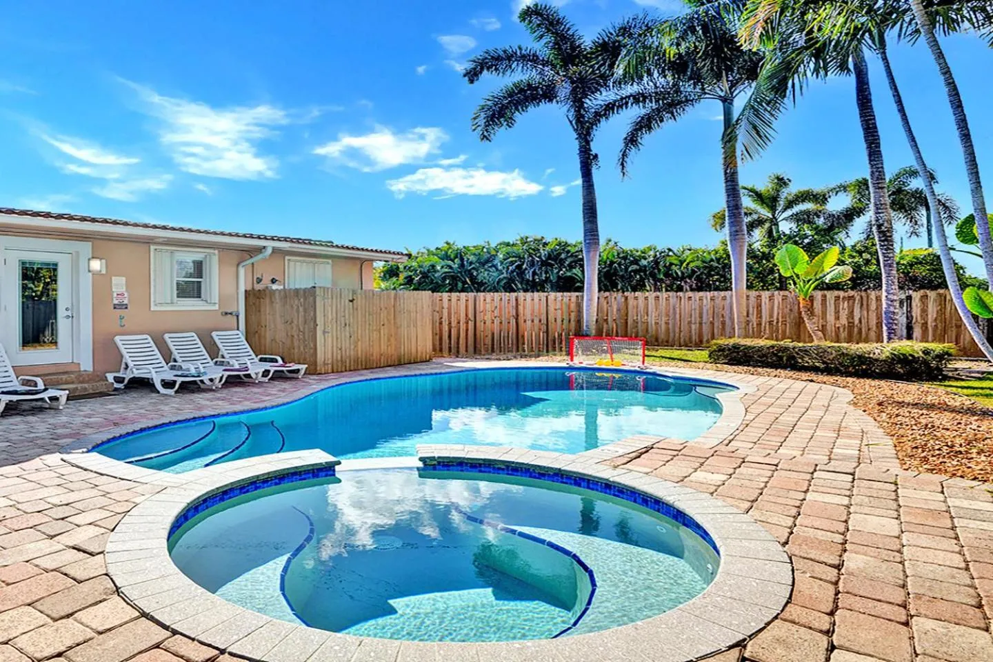 Deluxe Home Heated Pool & Jetted Tub near Beach