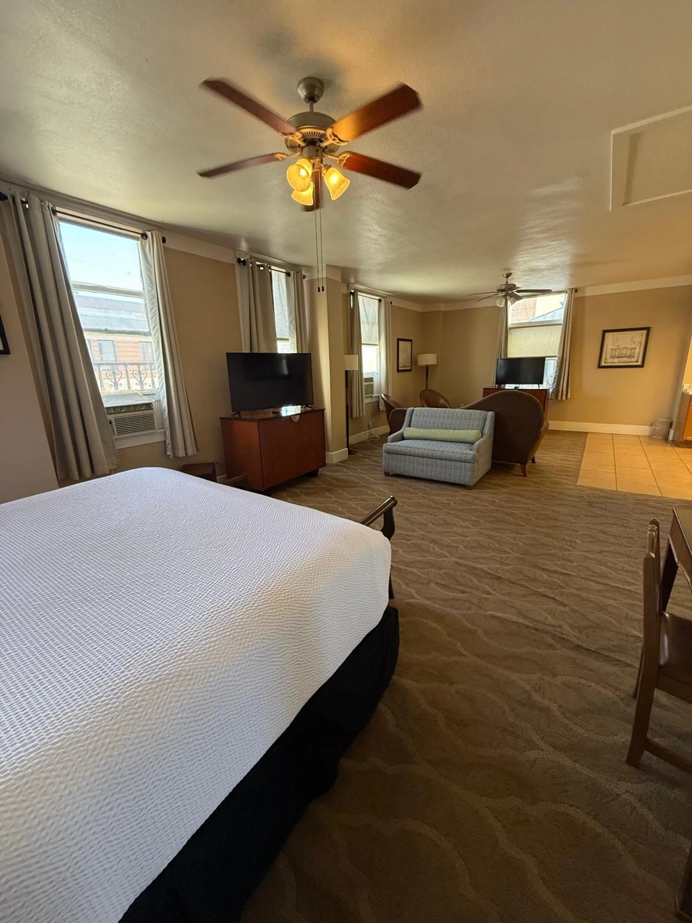 Living room, Bed in The Gadsden Hotel