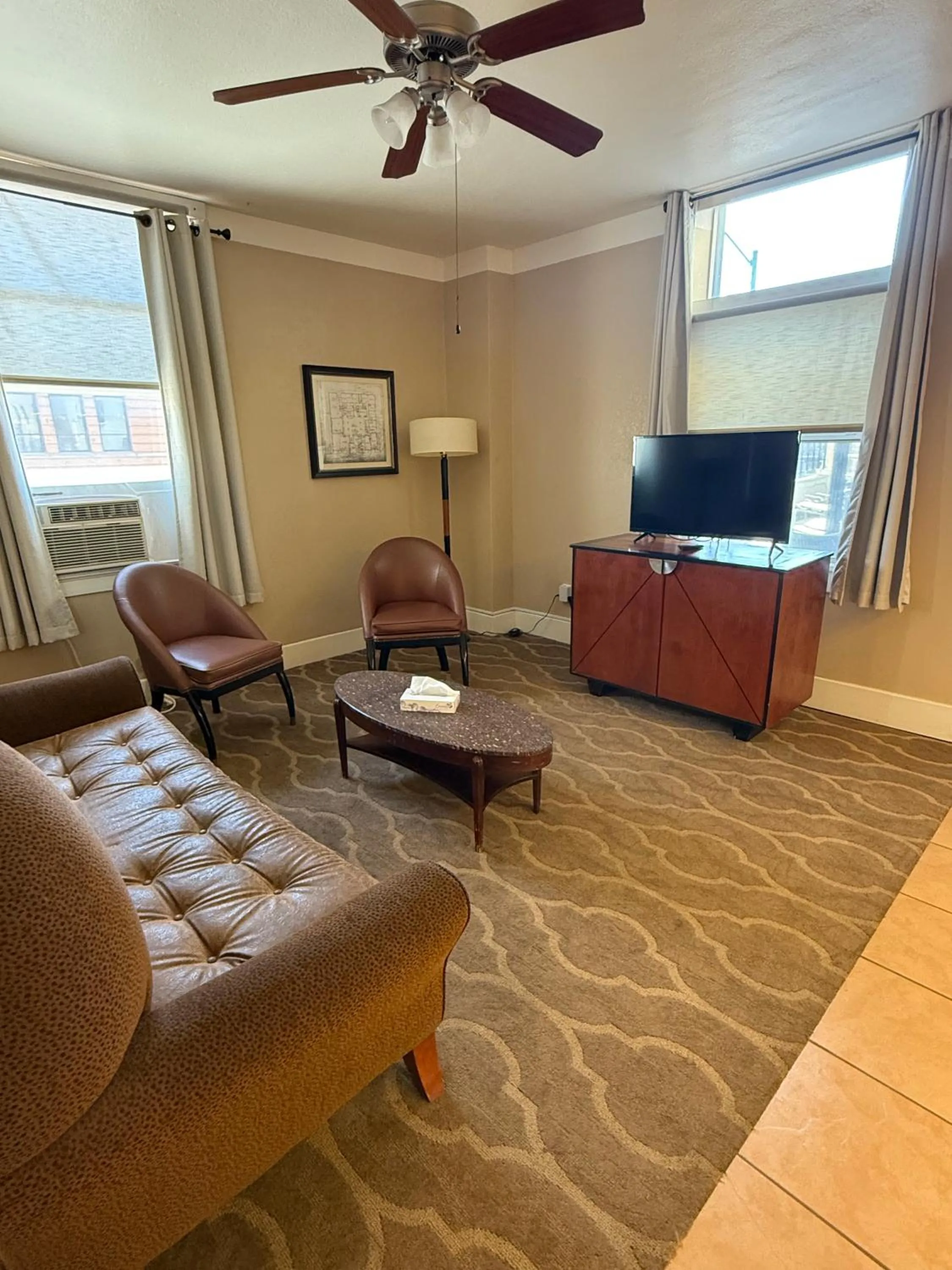 Communal lounge/ TV room in The Gadsden Hotel