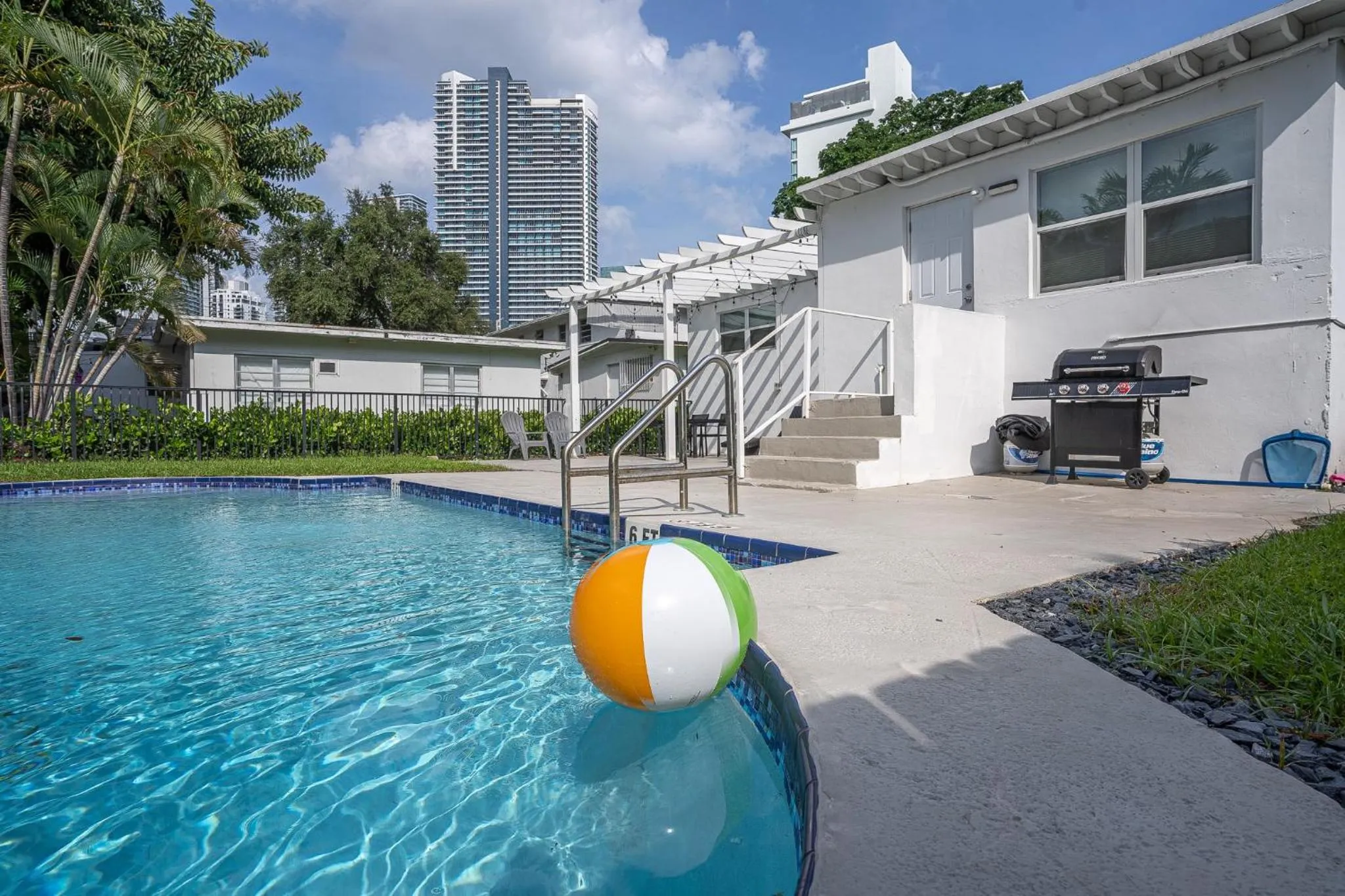 Oia House Brickell Beach 10 minutes Pool Location