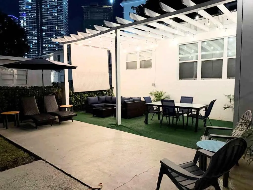 Oia House Brickell Beach 10 minutes Pool Location