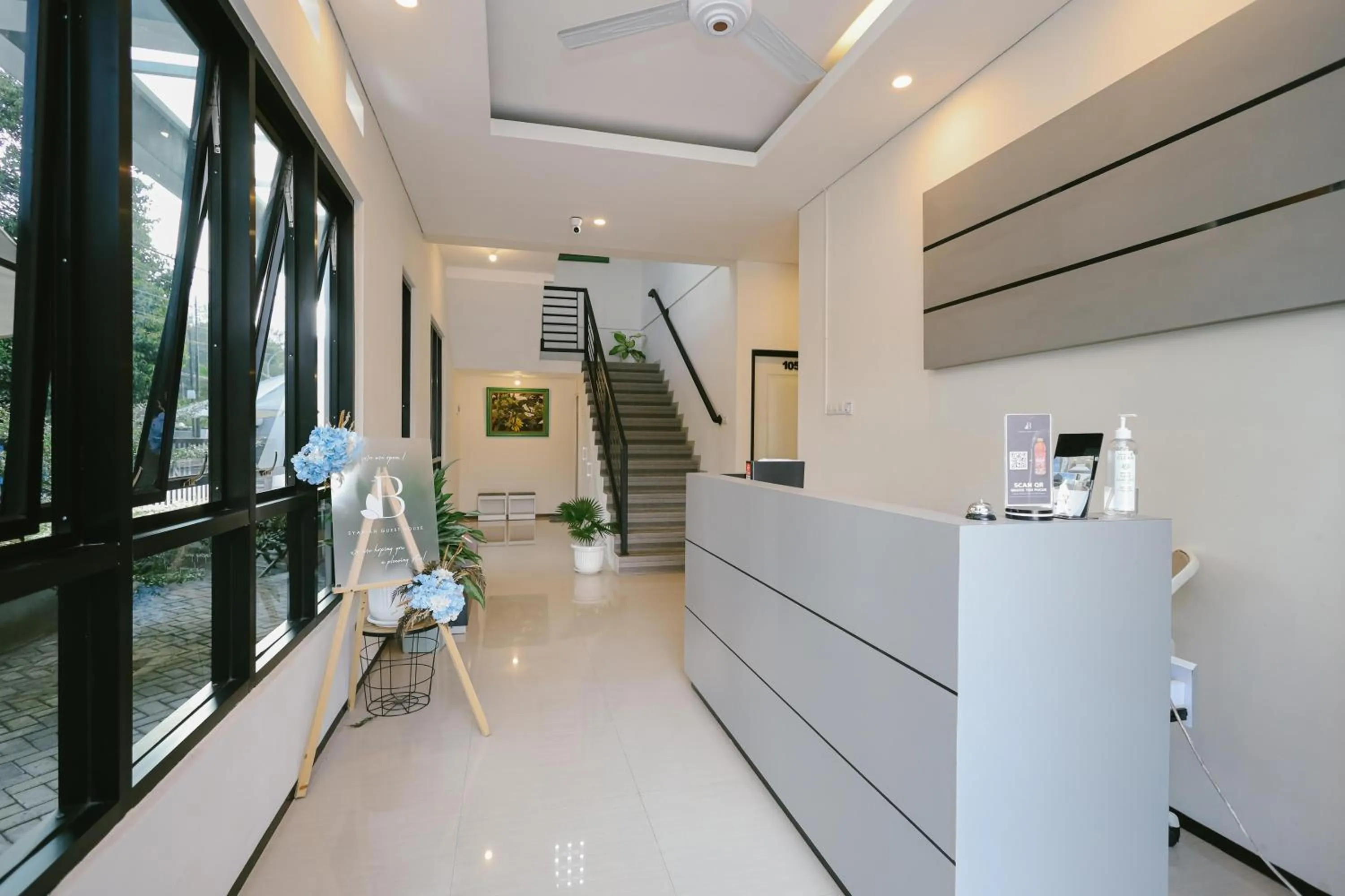 Lobby or reception in Urbanview B Syariah Lumajang by RedDoorz