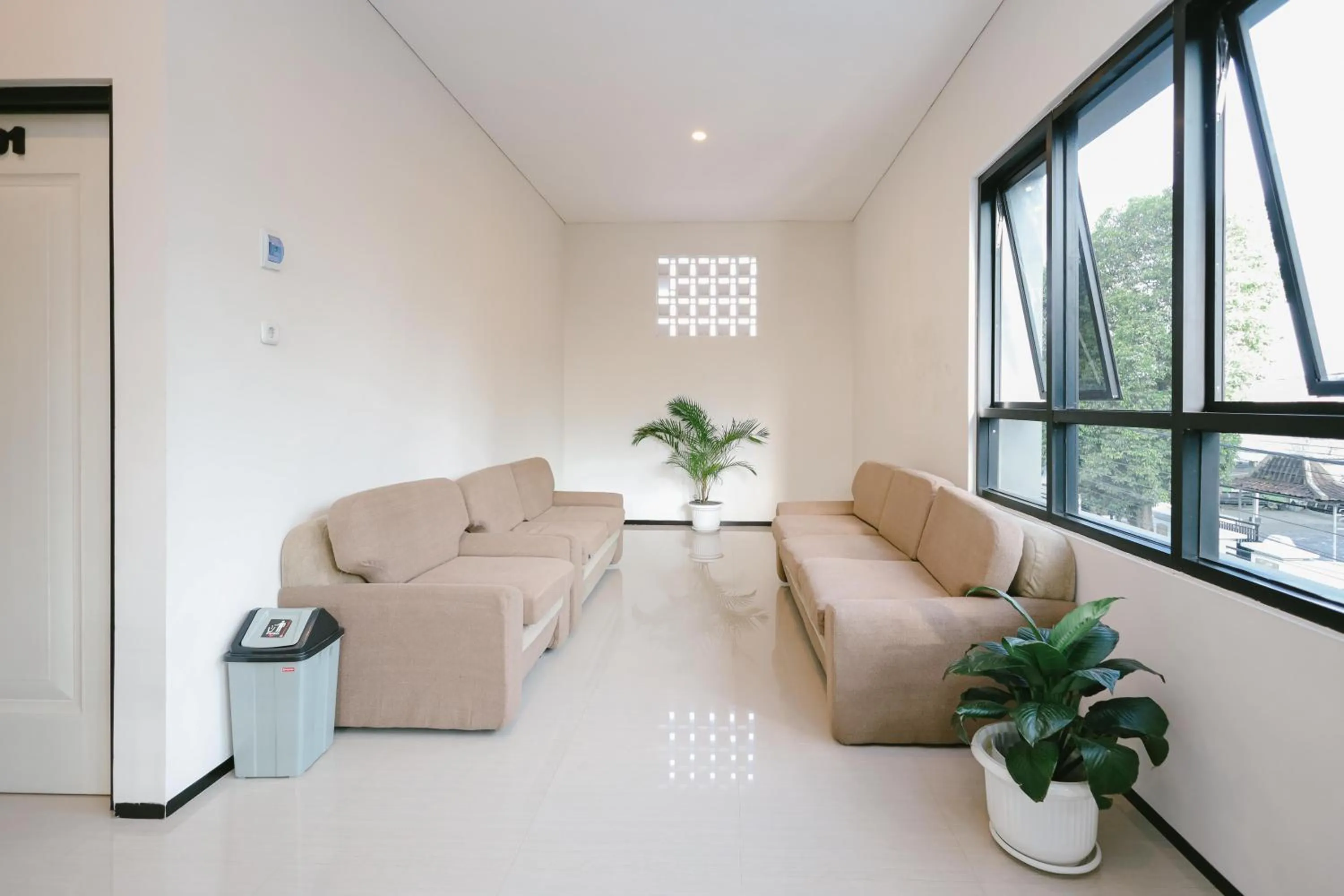 Seating area in Urbanview B Syariah Lumajang by RedDoorz